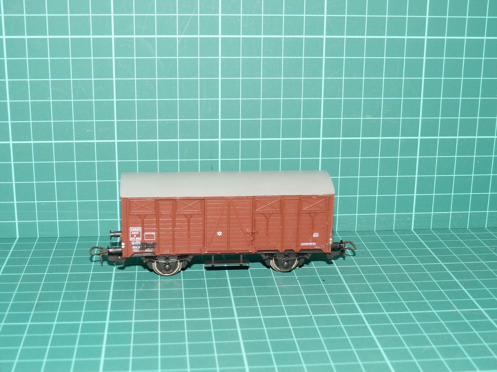 Piko H0 - Dvounápravový krytý nákladní vůz K "Dresden" SNCF / EUROP – H0
