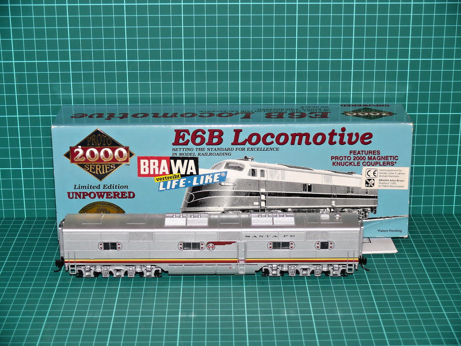 Proto 2000 / Life-Like (Brawa) 23424 H0 - Vložená bezmotorová sekce / vagon lokomotivy EMD E6B „Santa Fe“ (B-Unit, Dummy) s krabičkou (1:87) – H0
