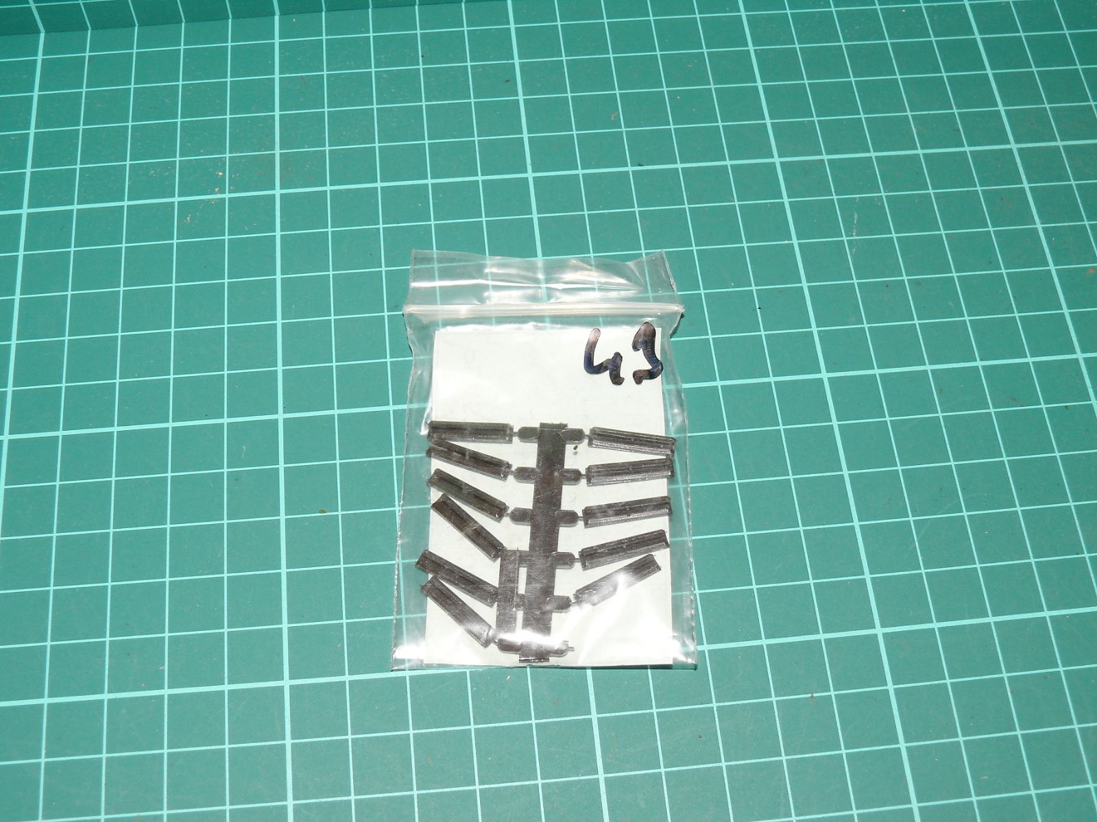 Shinohara - Plastové izolační kolejové spojky (Plastic Rail Joiners / rámeček 12 ks) – H0