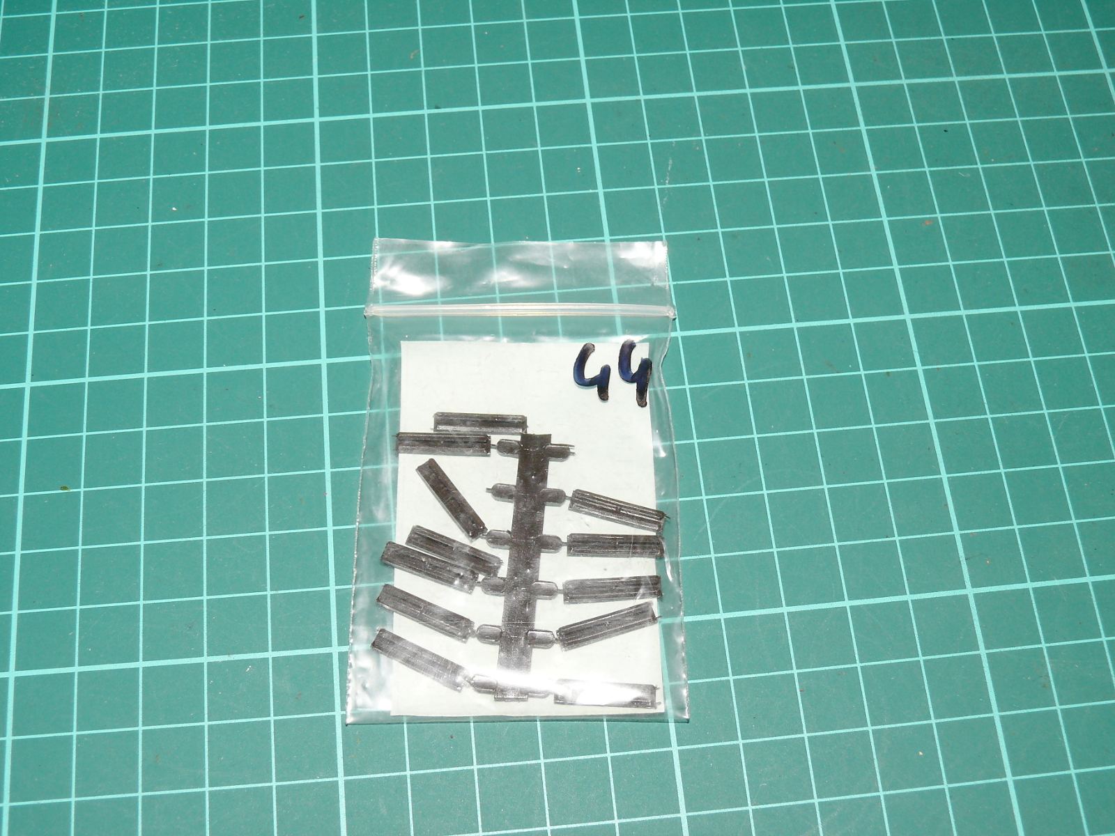 Shinohara - Plastové izolační kolejové spojky (Plastic Rail Joiners / rámeček 12 ks) – H0