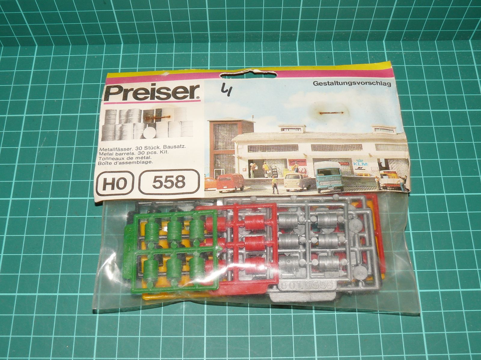 Preiser H0 - Sada kovových sudů 30 ks, stavebnice (558) – H0