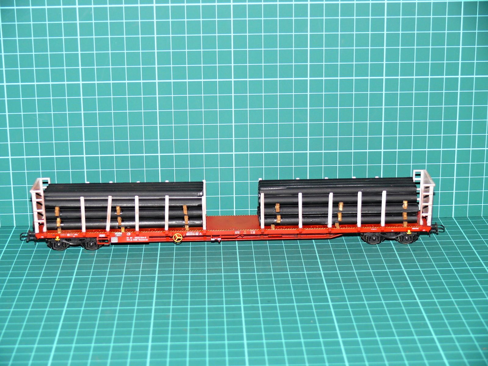 Roco H0 - Čtyřnápravový klanicový vůz Rns-z / Roos (ÖBB) s nákladem ocelových trubek (1:87) – H0
