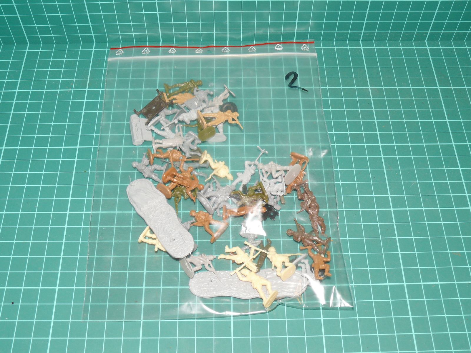 Sada vojenských figurek a doplňků 1:72 – mix pěchoty a výstroje (Airfix / Matchbox / Revell) – Jiné velikosti