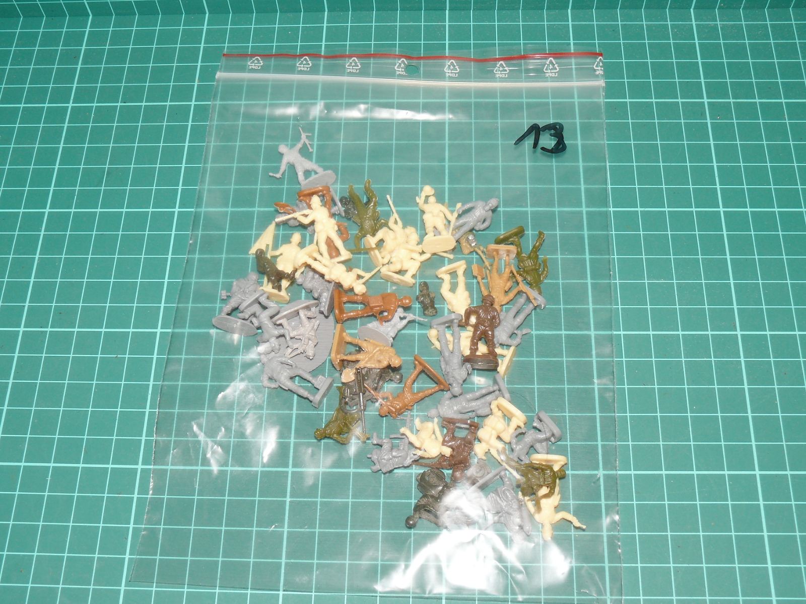 Sada vojenských figurek 1:72 – mix pěchoty, vybavení a doplňků – Jiné velikosti