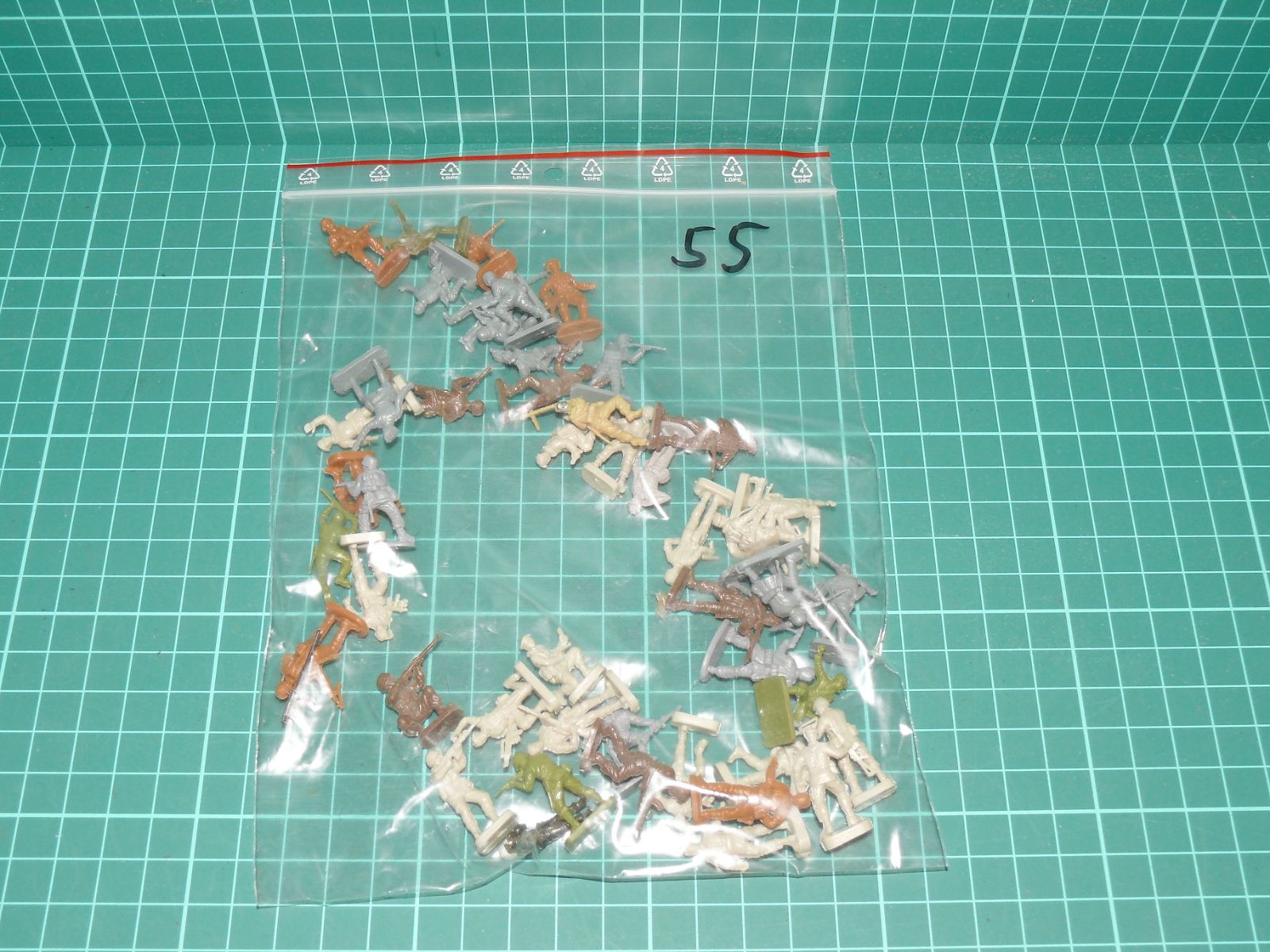 Sada vojenských figurek 1:72 – mix pěchoty a polních jednotek 2. sv. války – Jiné velikosti
