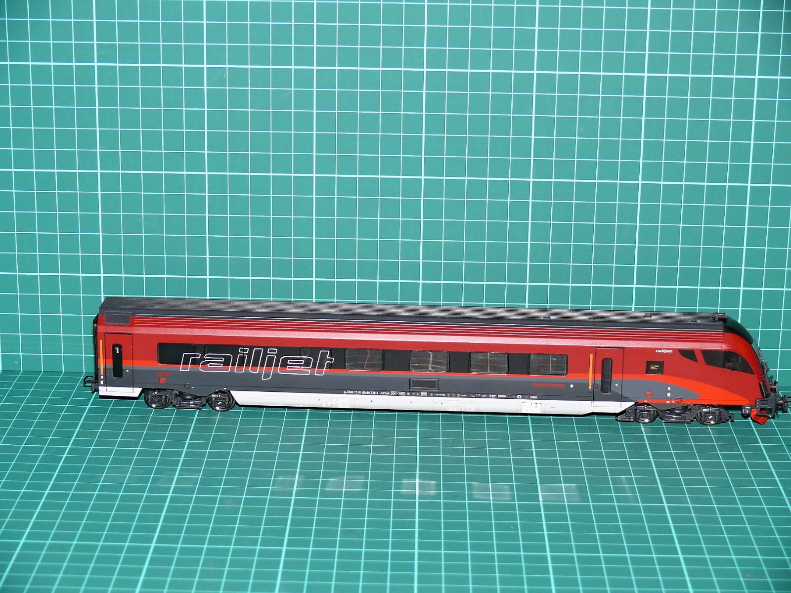 Roco H0 - Řídicí osobní vůz Railjet Afmpz 1. třída / Business ÖBB (1:87) – H0