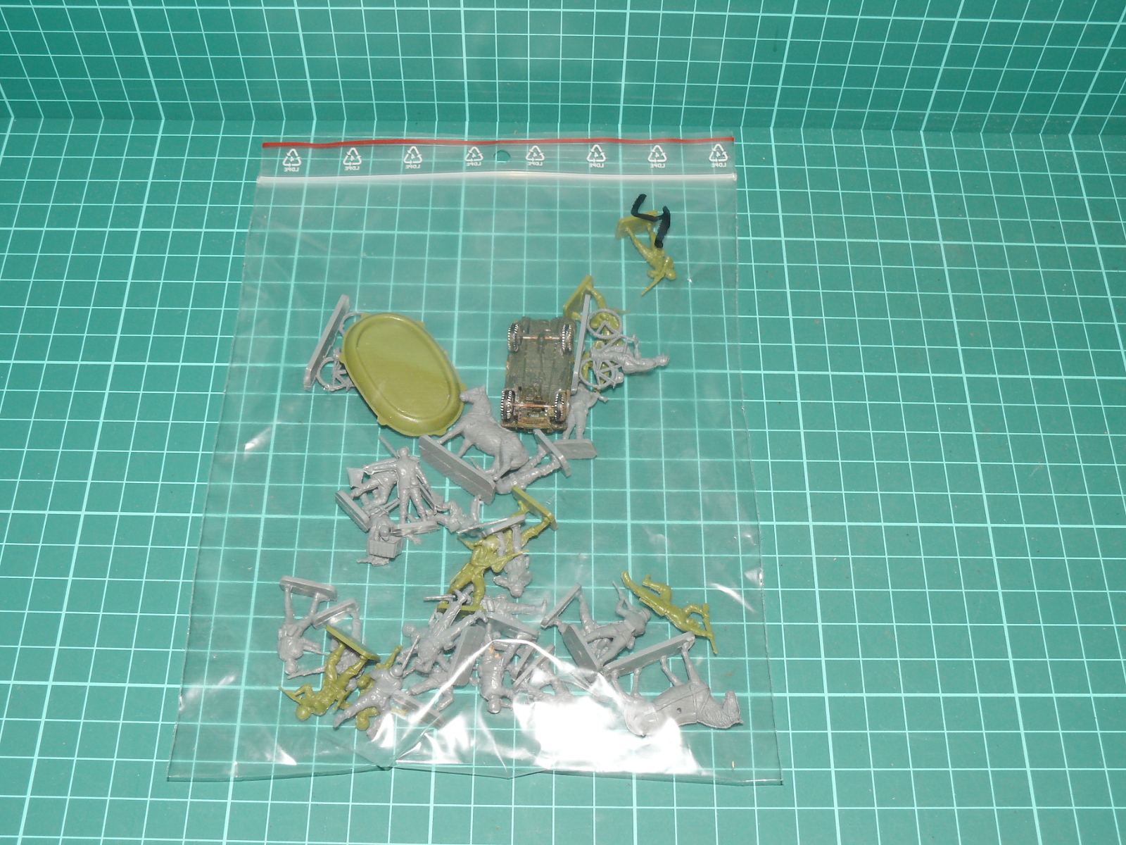Sada vojenských figurek a techniky 1:72 – německá pěchota, Kübelwagen, člun a jezdectvo – Jiné velikosti