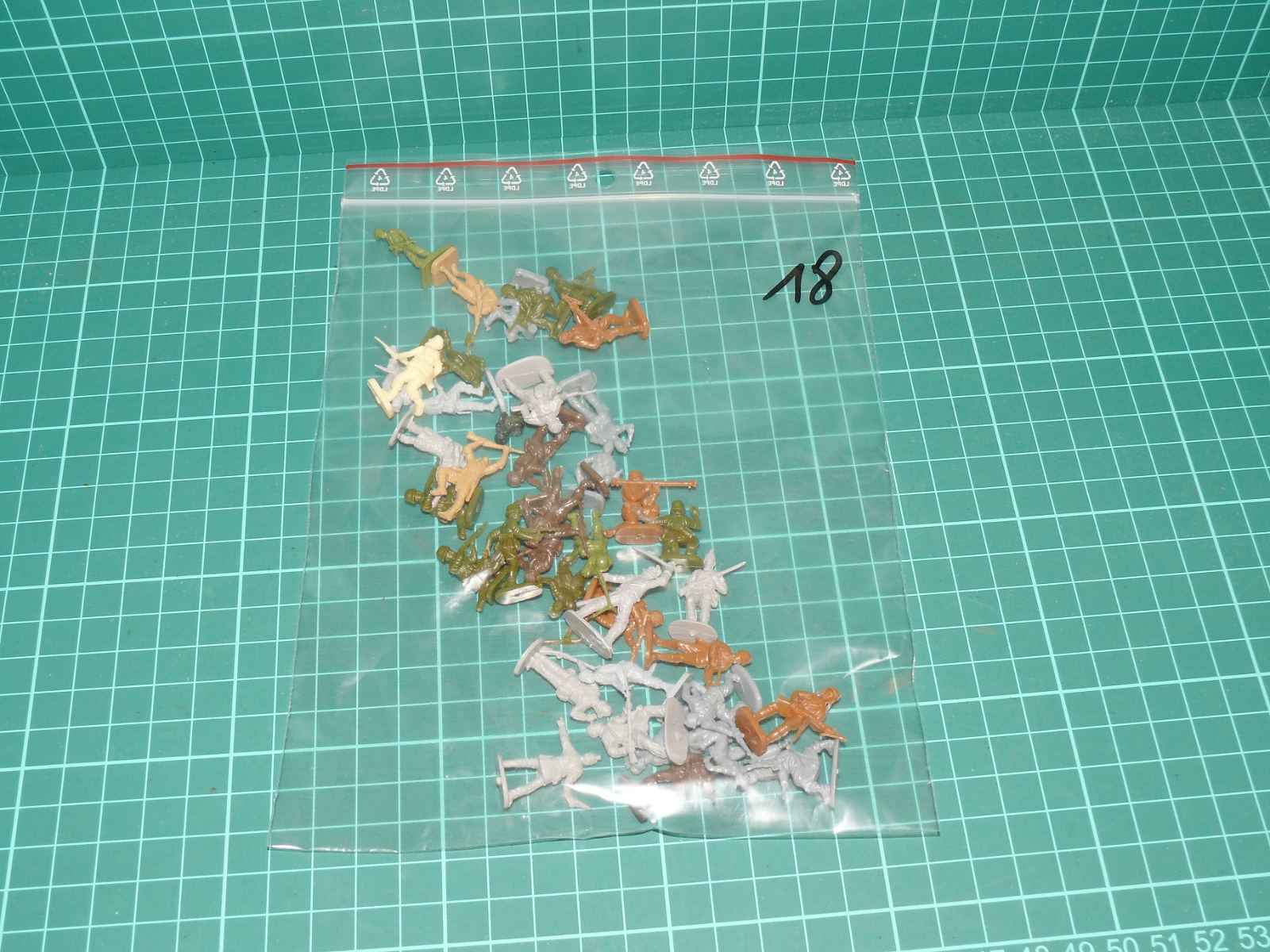 Sada vojenských figurek 1:72 – mix pěchoty a polních jednotek 2. sv. války – Jiné velikosti