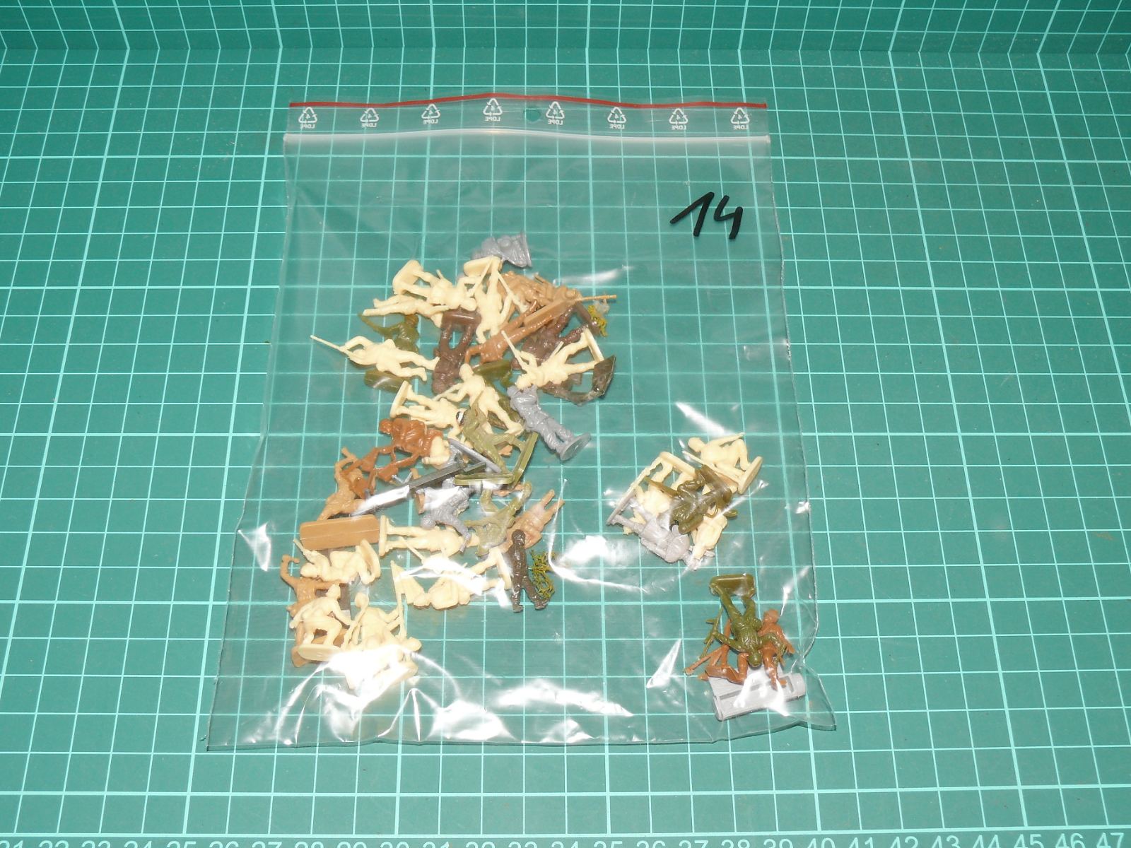 Sada vojenských figurek 1:72 – mix pěchoty (britská / spojenecká a německá armáda 2. sv. války) – Jiné velikosti