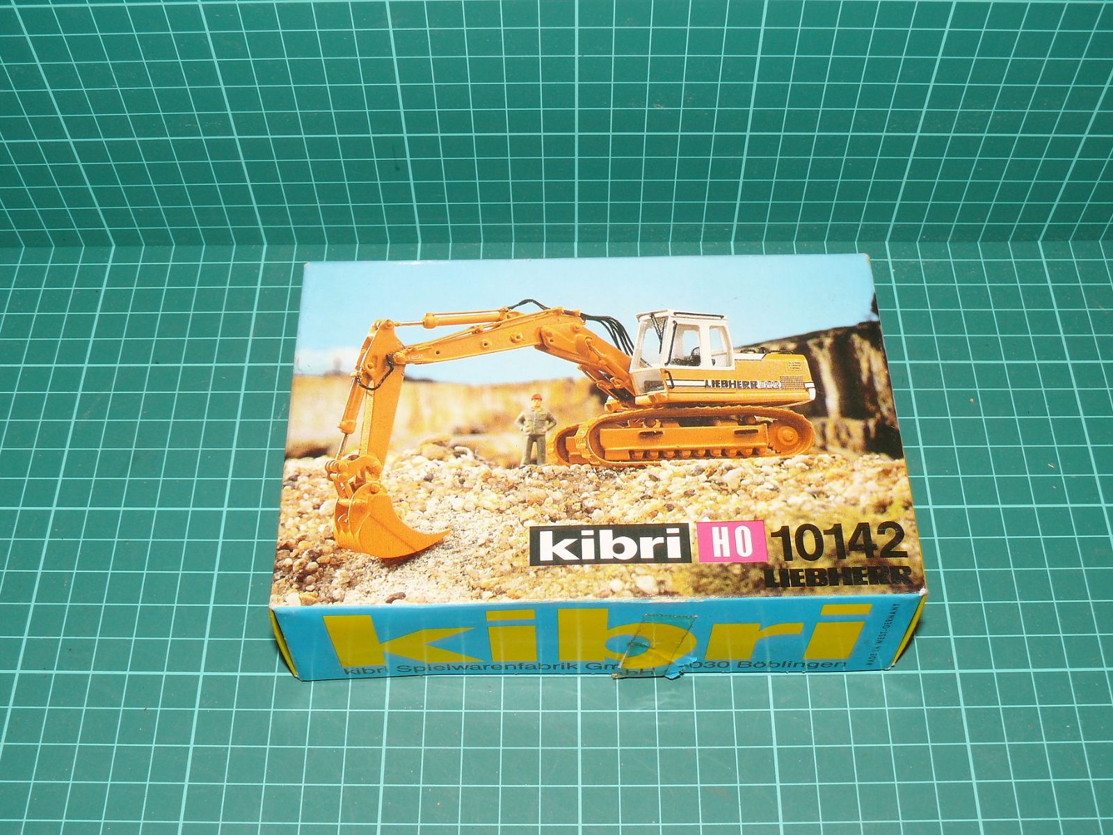 Kibri 10142 (B-10142) H0 – Stavebnice pásového bagru Liebherr – H0