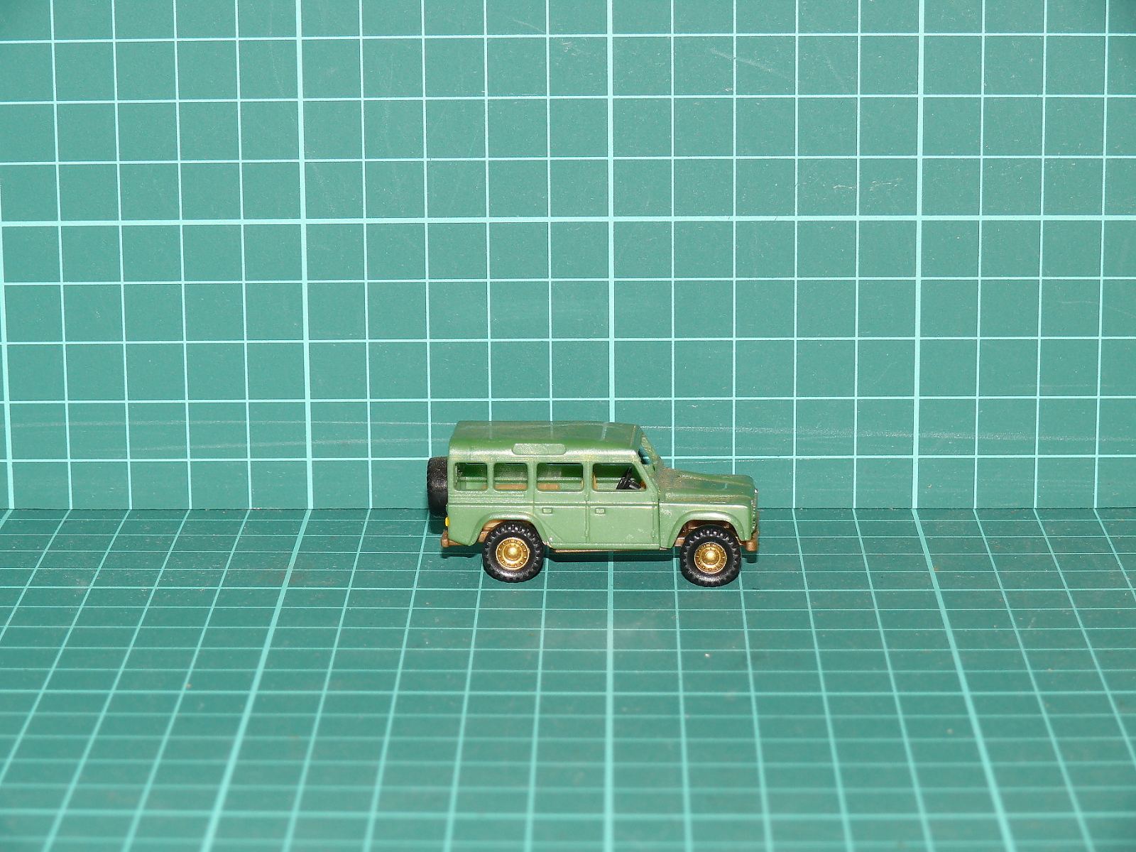 Roco H0 – Terénní automobil Land Rover 109 / Defender, olivově zelený – H0