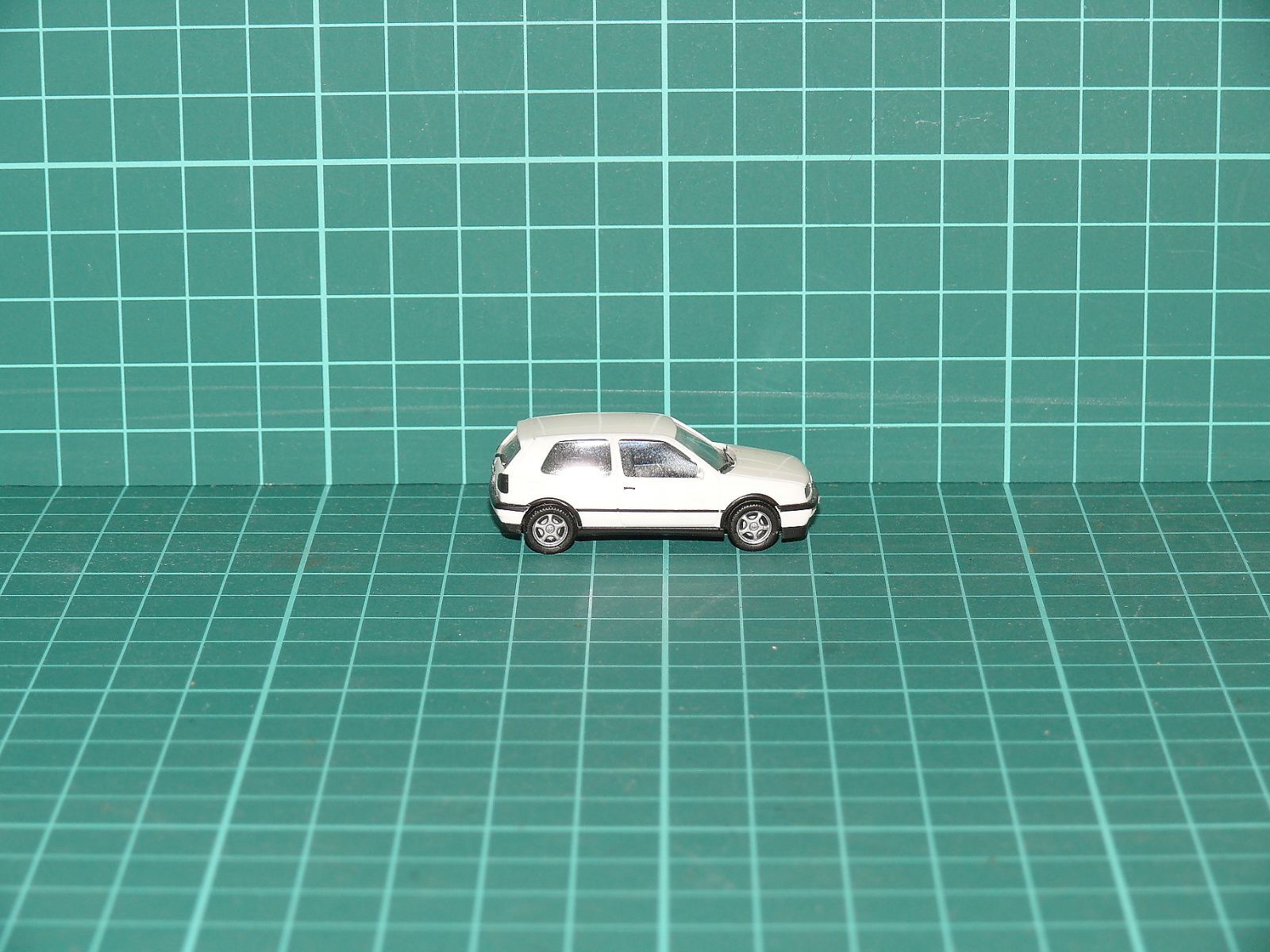 Herpa H0 – Volkswagen Golf III, bílý třídveřový hatchback – H0