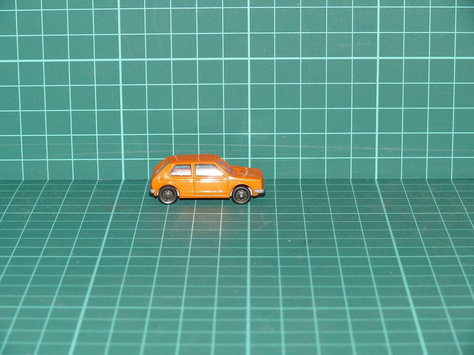 Fleischmann H0 – Volkswagen Golf I, oranžový třídveřový hatchback – H0