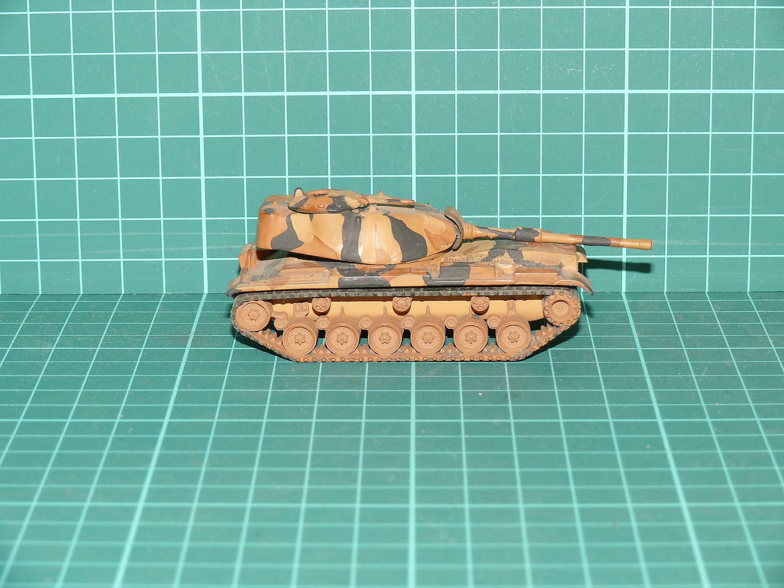 Roco Minitanks H0 – Střední tank AMX-30, maskovací nátěr – H0