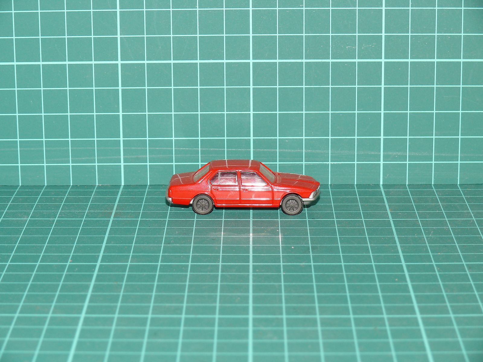 Fleischmann H0 – BMW 745i (E23), červený čtyřdveřový sedan – H0