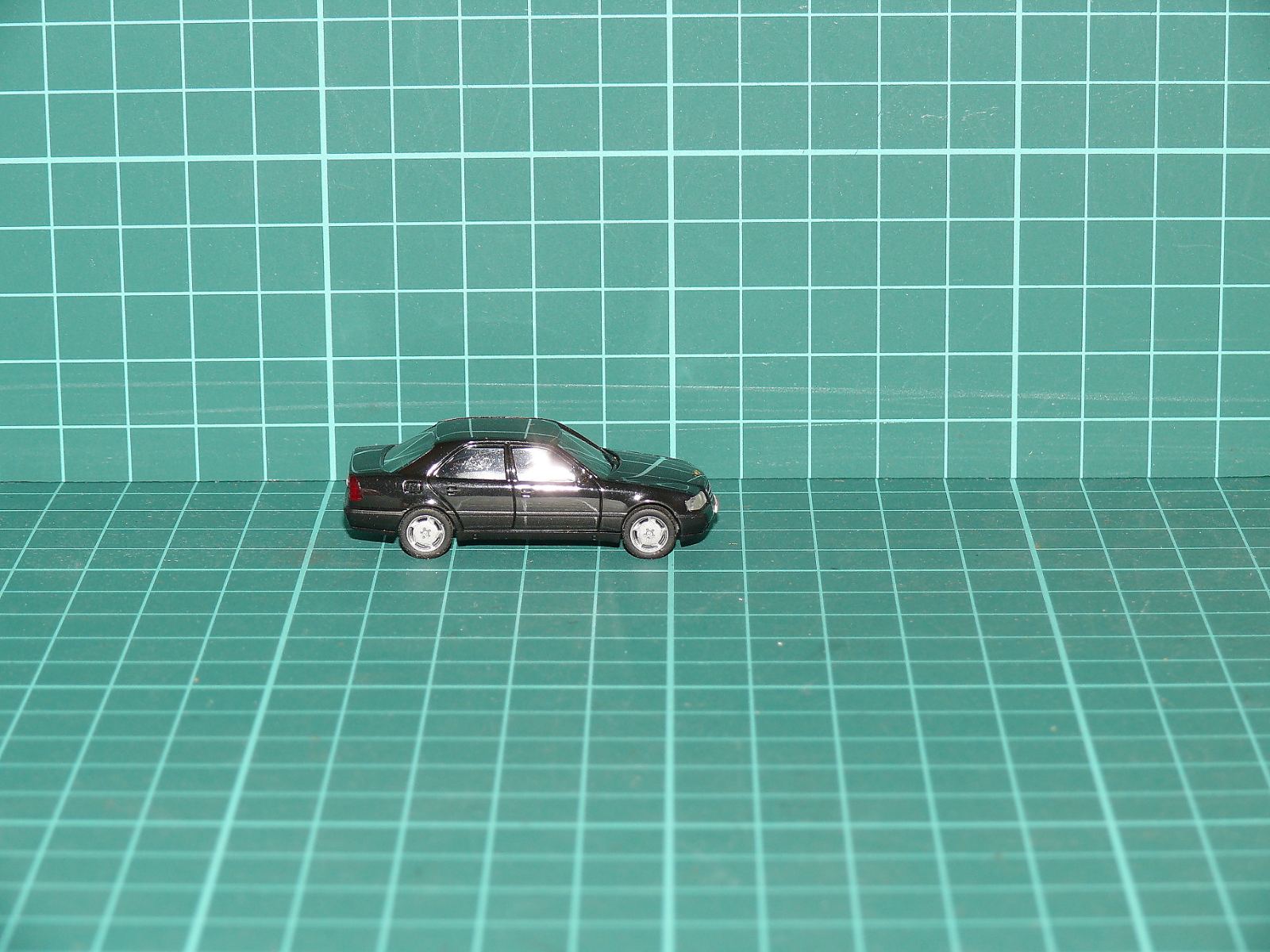 Herpa H0 – Mercedes-Benz C 220 (W202), černý čtyřdveřový sedan – H0