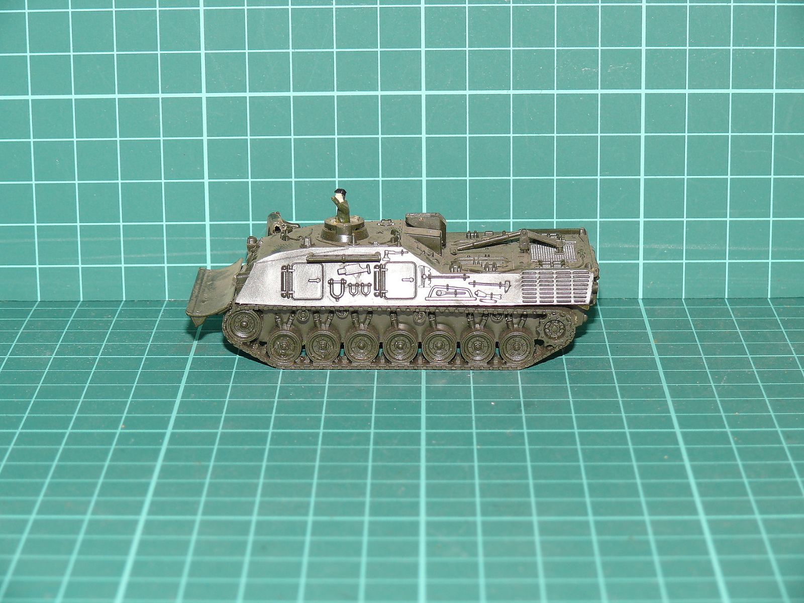 Roco Minitanks H0 – Vyprošťovací tank Bergepanzer Leopard s radlicí a figurkou velitele – H0
