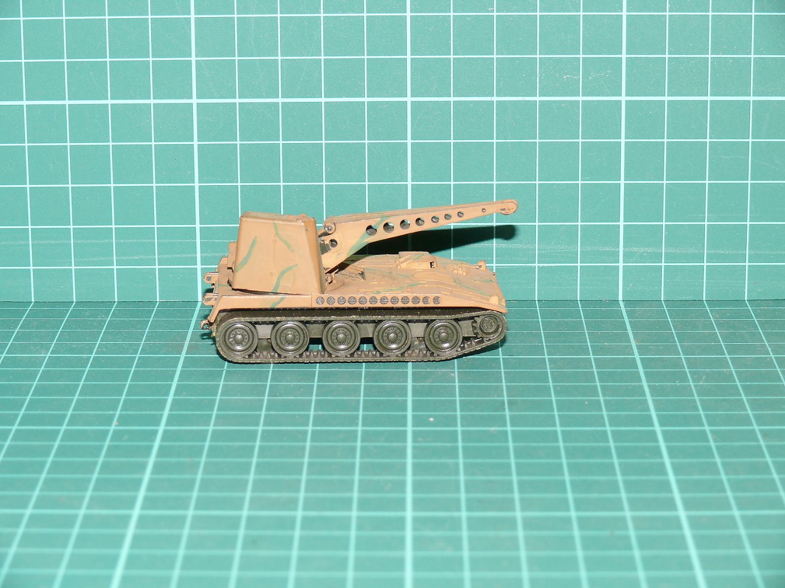 Roco Minitanks H0 – Pásový vyprošťovací jeřáb Bergepanzer AMX-30 D, maskovací nátěr – H0