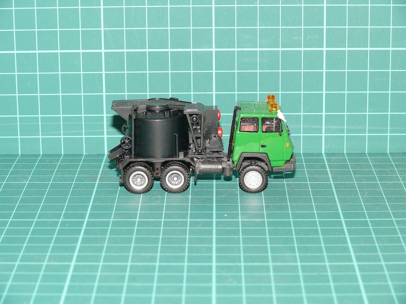 Kibri H0 – Nákladní automobil s vařičem litého asfaltu / kotlem (Gussasphaltkocher) – H0