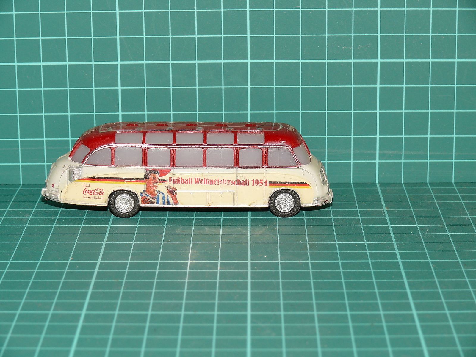 H0 – Vyhlídkový autobus Magirus-Deutz O 3500 / 6500, edice MS ve fotbale 1954 / Coca-Cola – H0