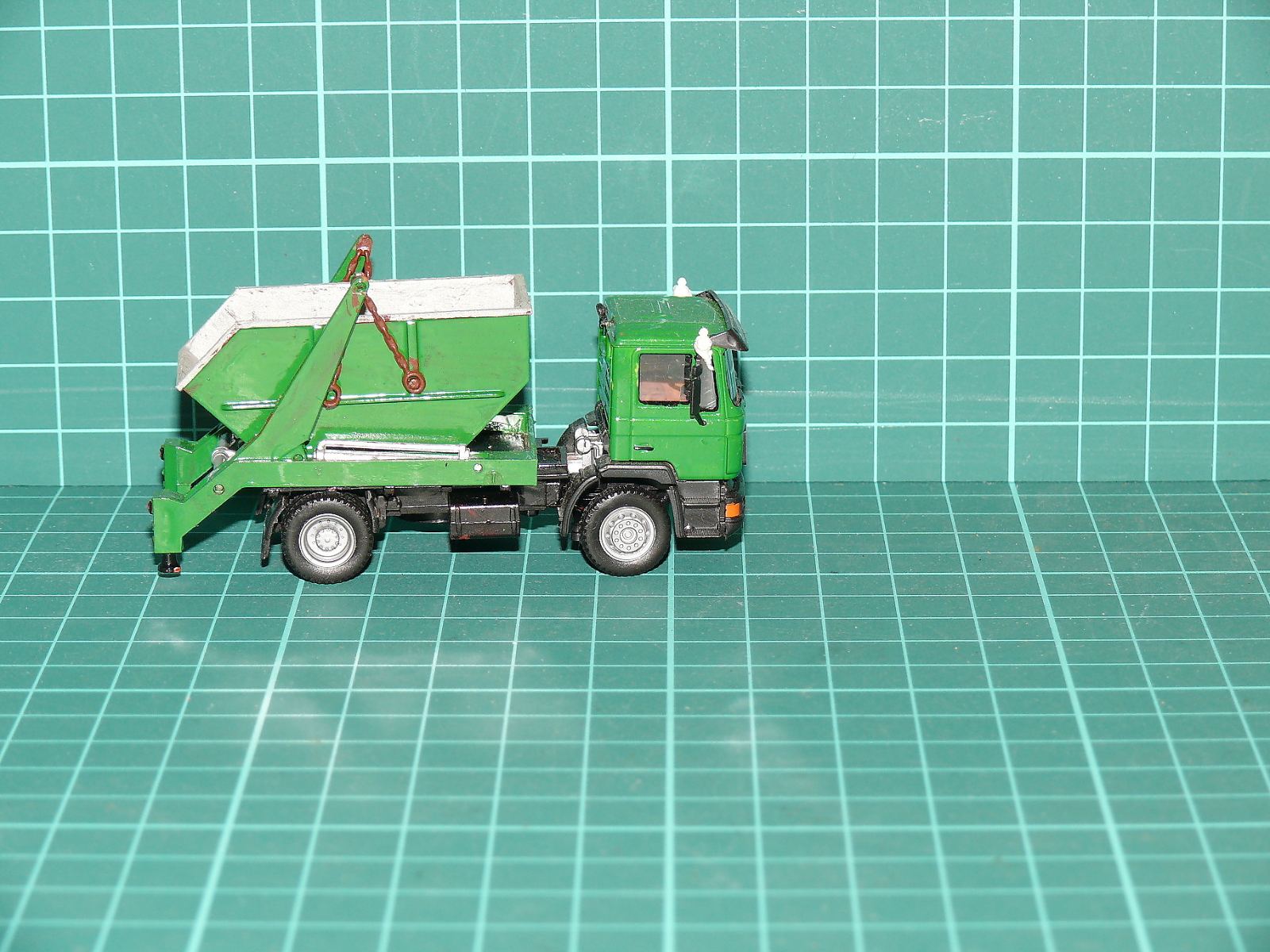 Kibri H0 – Nákladní automobil MAN F90 nosič kontejnerů / muld (Absetzkipper), zelený – H0