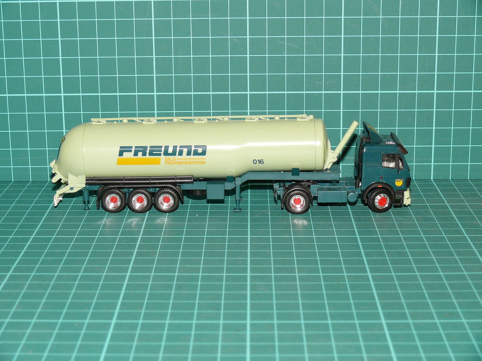 Herpa H0 – Tahač Mercedes-Benz SK se silocisternovým návěsem Kögel, FREUND Silo-Fachspedition – H0