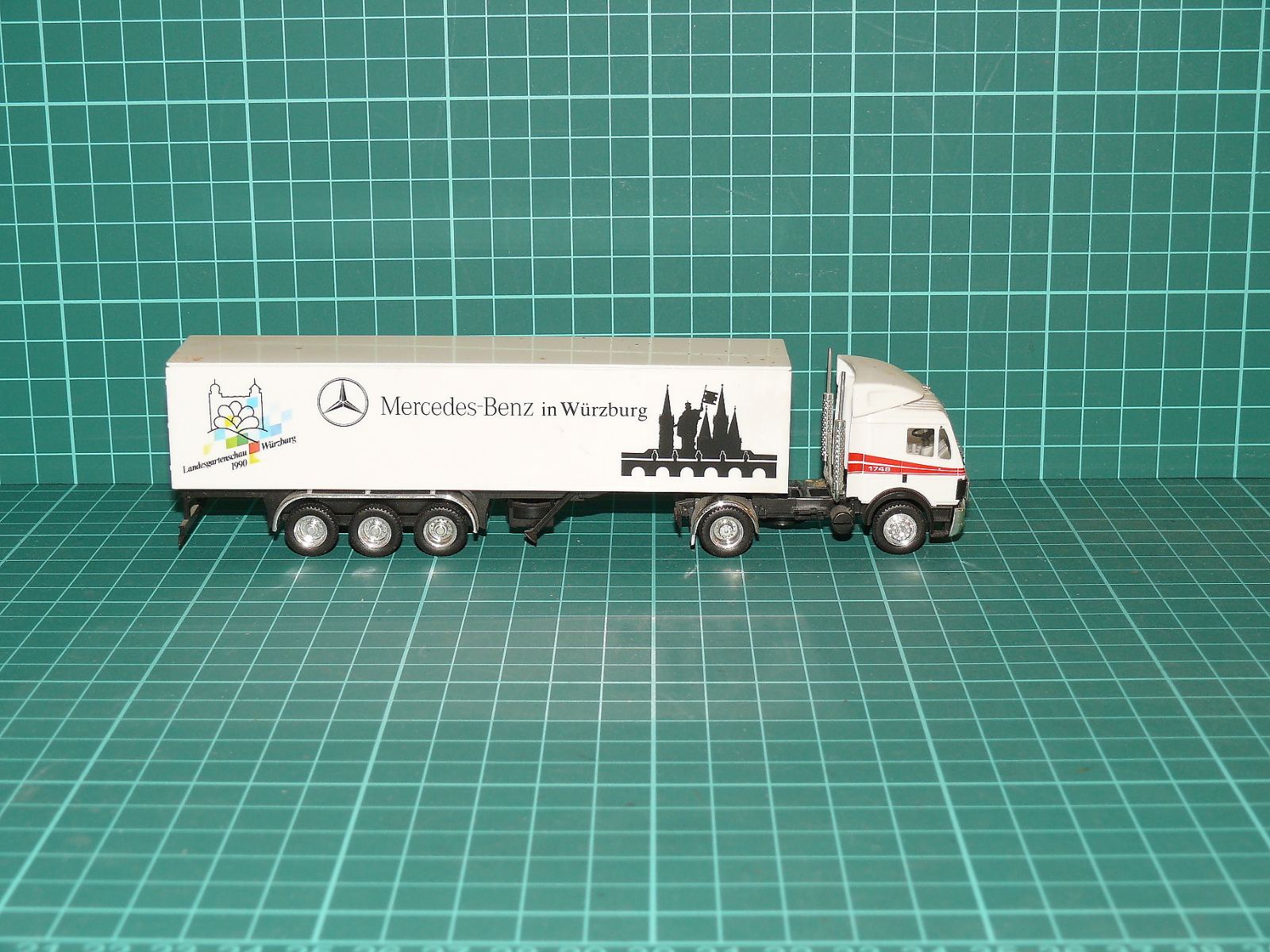 Herpa H0 – Tahač Mercedes-Benz SK se skříňovým návěsem, Mercedes-Benz in Würzburg – H0