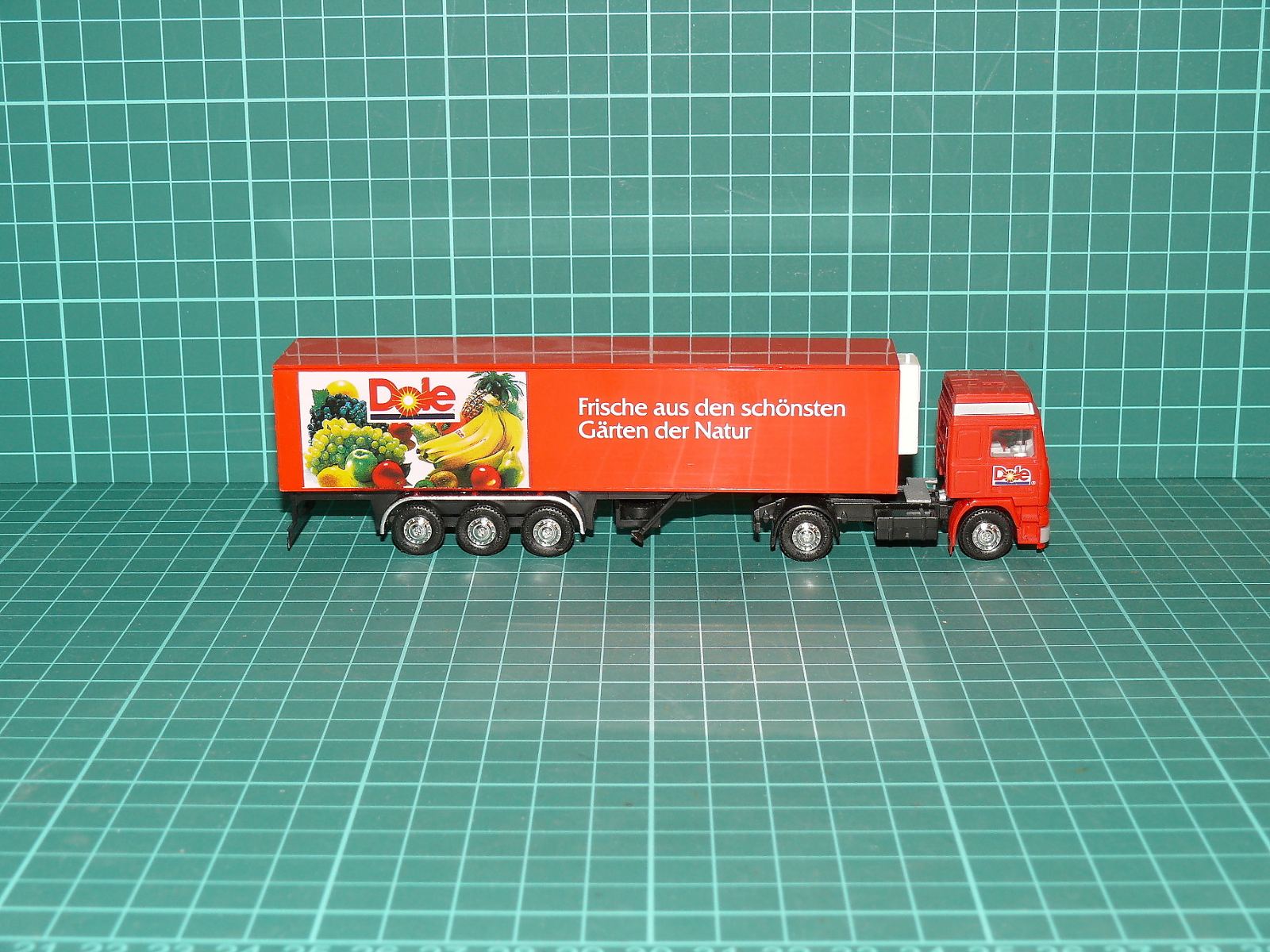 Herpa H0 – Tahač Volvo F12 Globetrotter s chladírenským návěsem, DOLE – H0