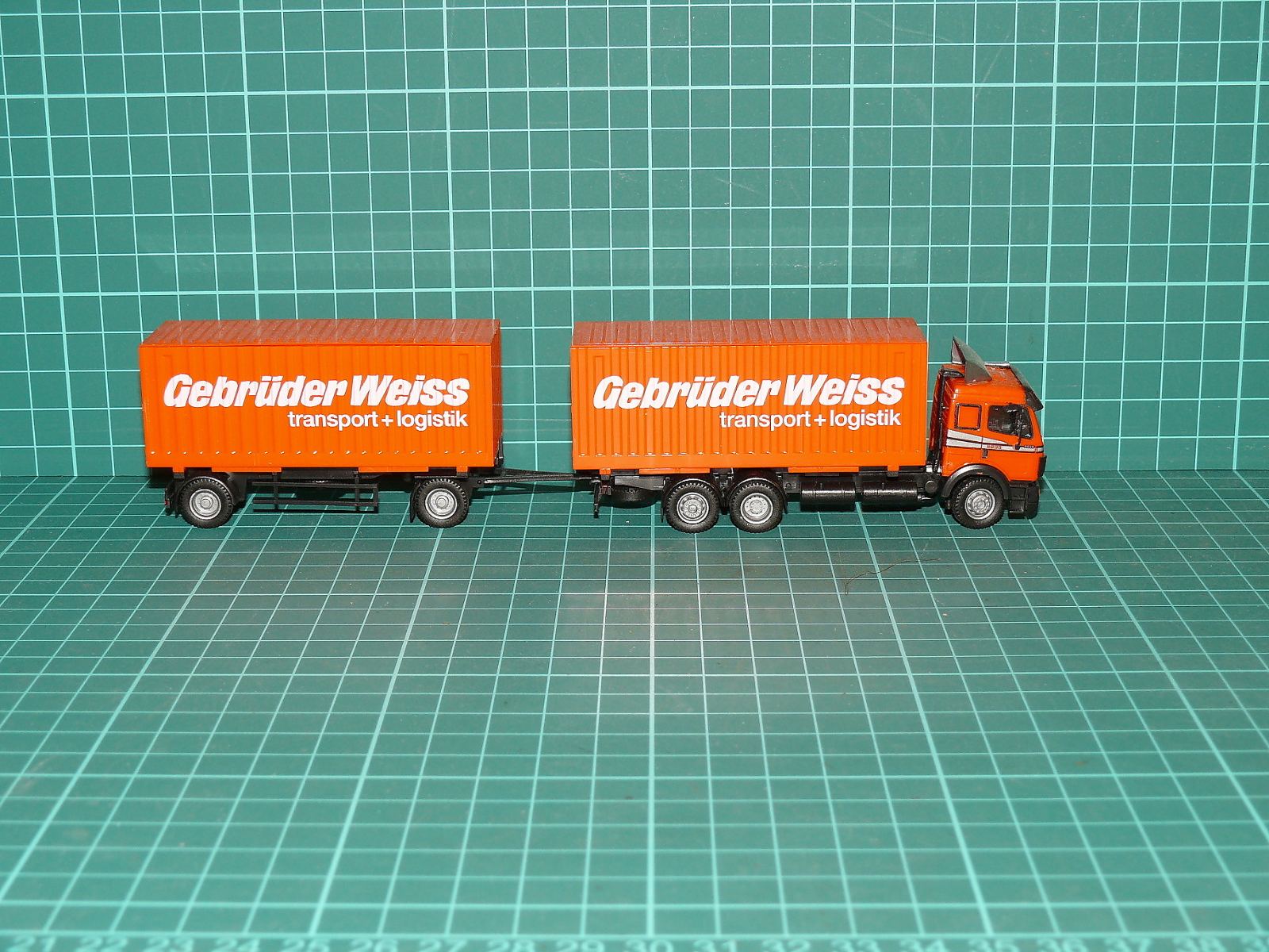Herpa H0 – Kamionová kontejnerová souprava Mercedes-Benz SK s vlekem, Gebrüder Weiss – H0