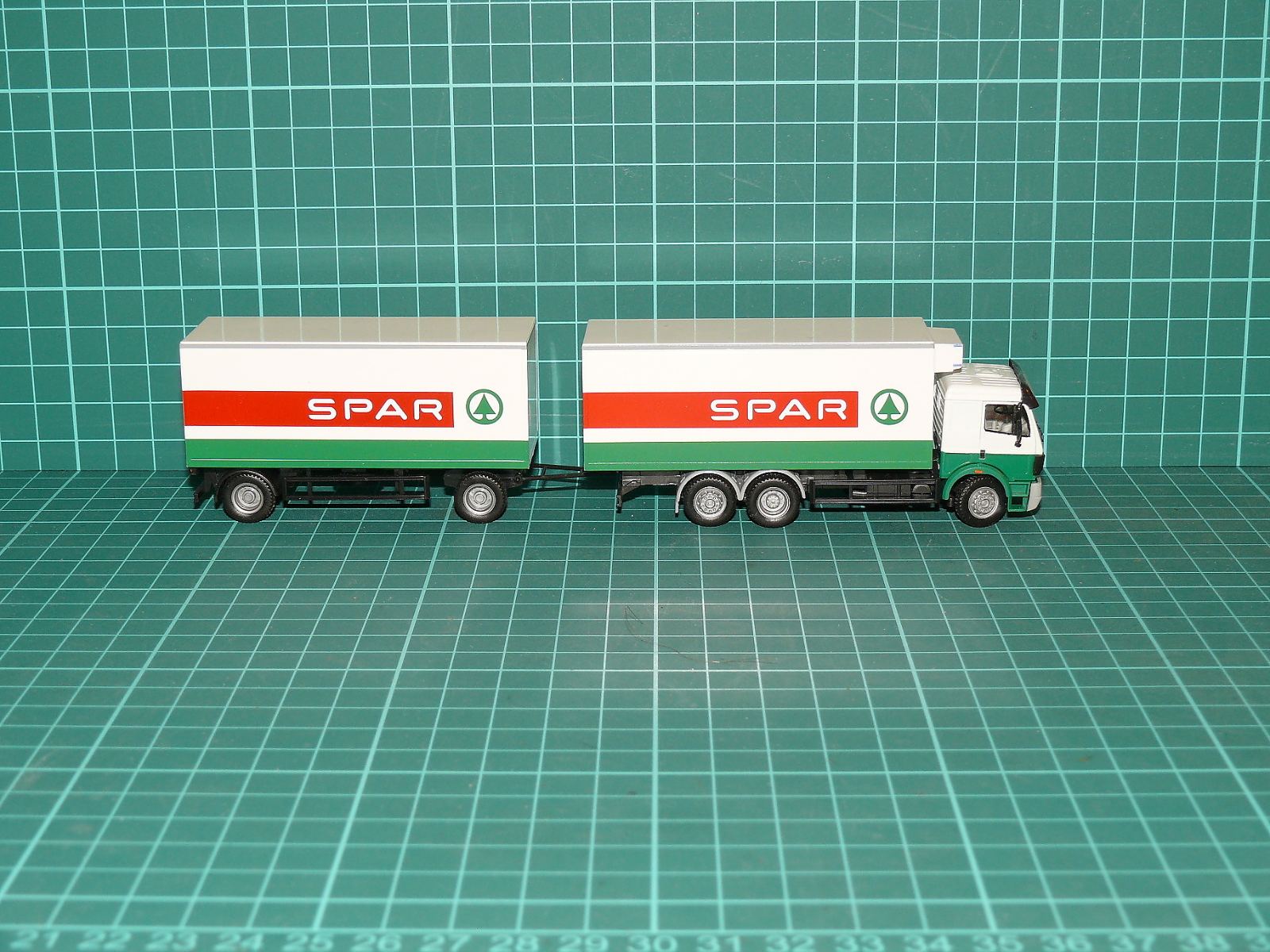 Herpa H0 – Chladírenská skříňová souprava Mercedes-Benz SK s vlekem, SPAR – H0