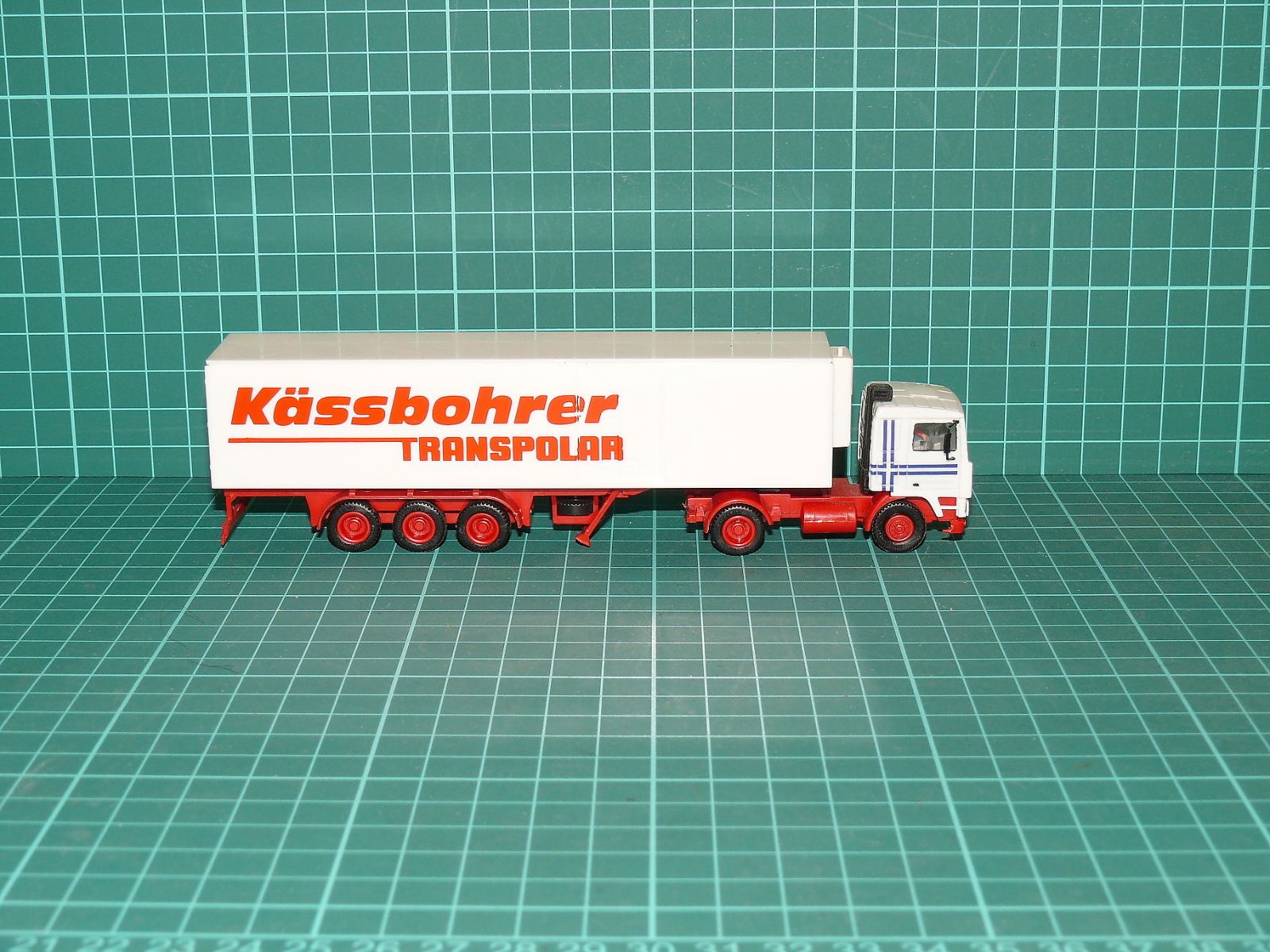 Herpa H0 – Tahač Volvo F12 se skříňovým návěsem Kässbohrer TRANSPOLAR – H0