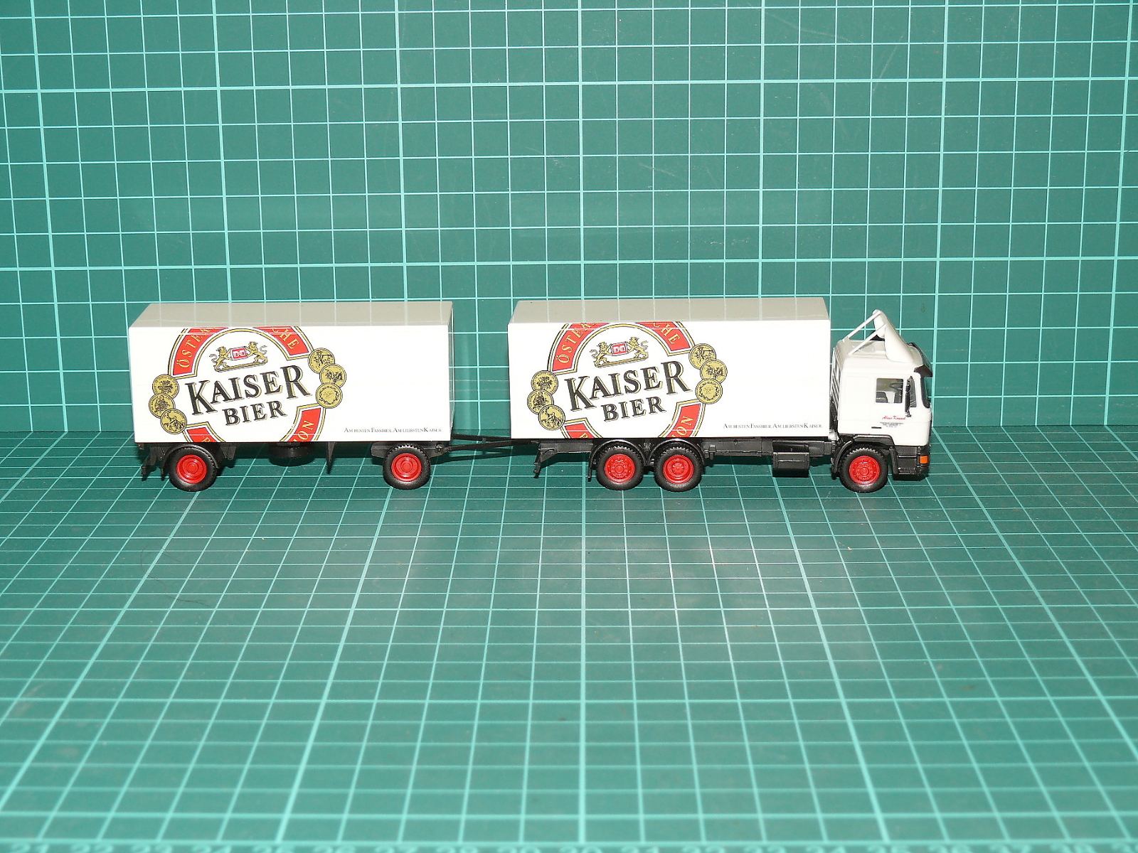 Herpa H0 – Pivovarská skříňová souprava MAN F90 s vlekem, KAISER BIER – H0