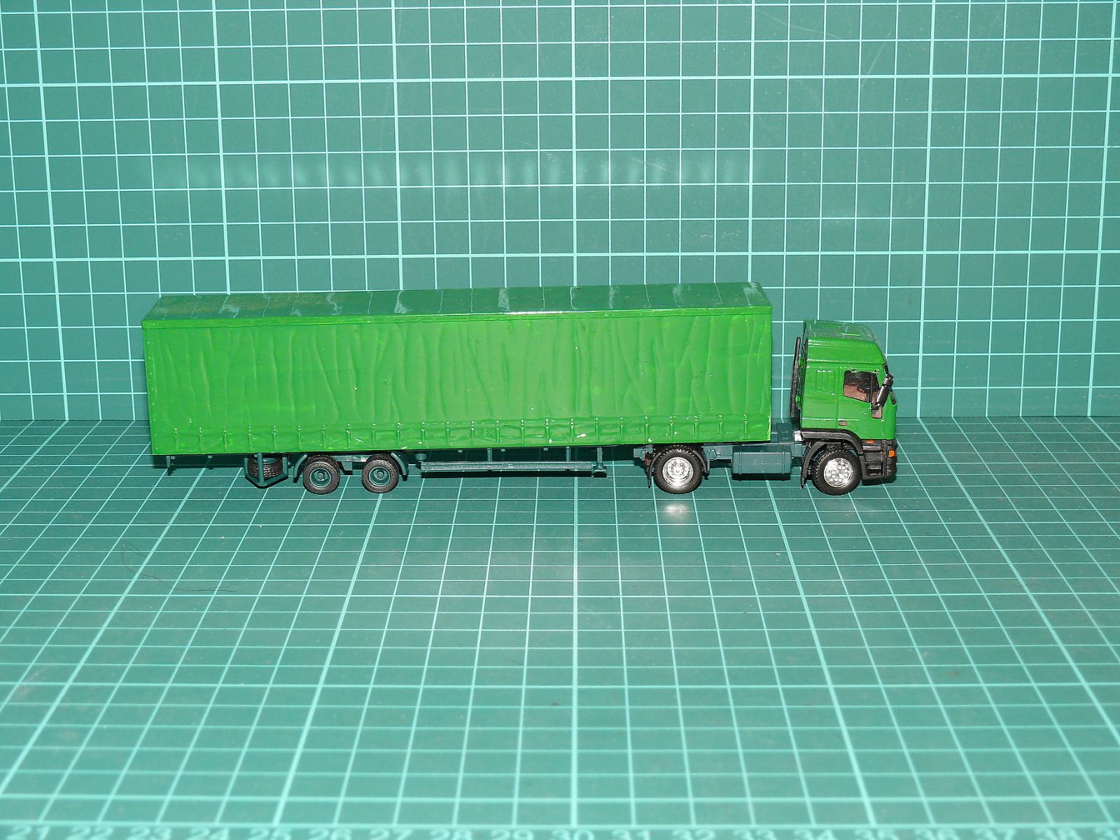 Herpa H0 – Tahač DAF 95 se třínápravovým plachtovým návěsem, zelený – H0