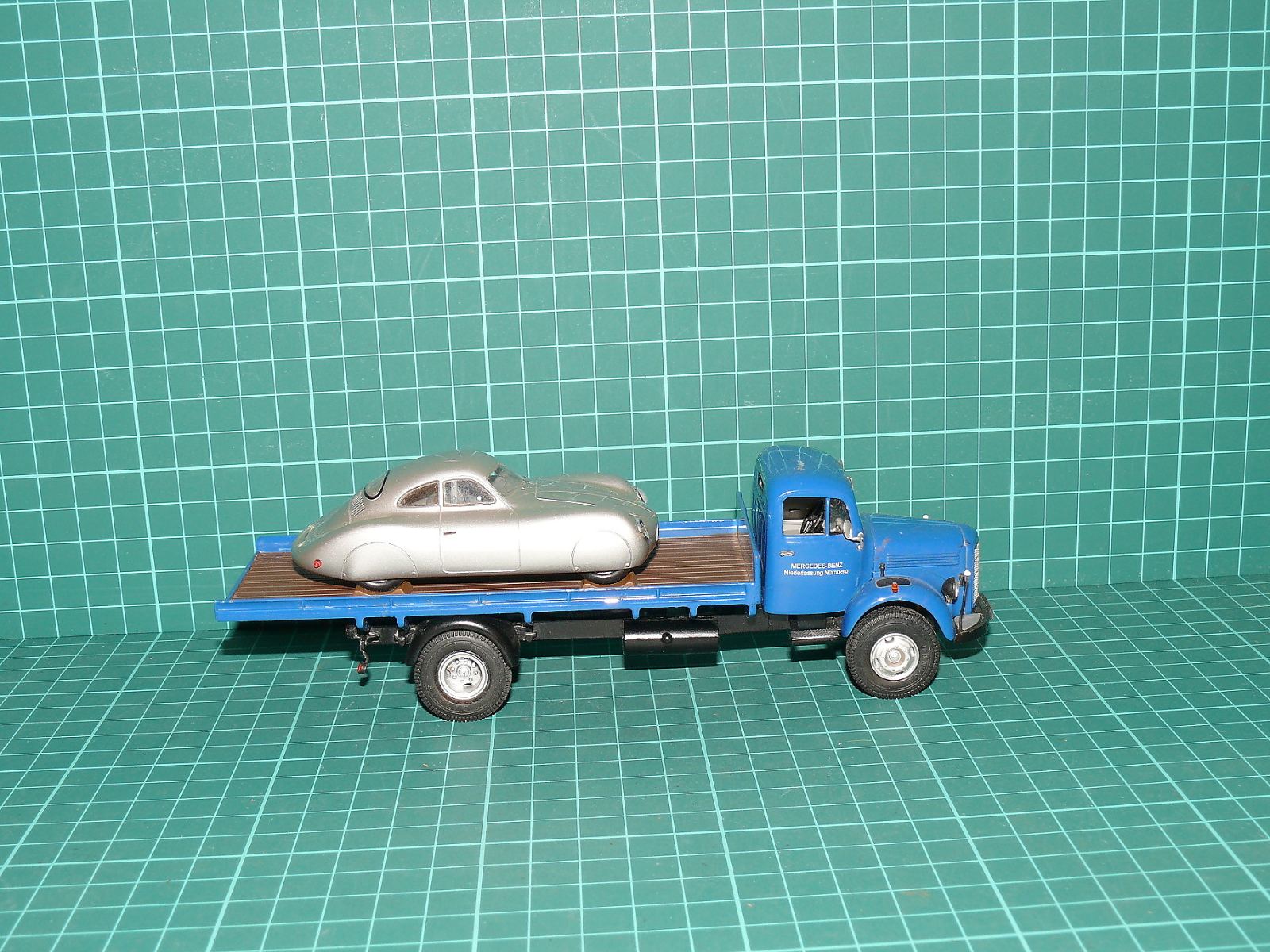 Premium ClassiXXs 1:43 – Mercedes-Benz L 3500 odtahový přepravník s vozem Porsche 356 – Jiné velikosti