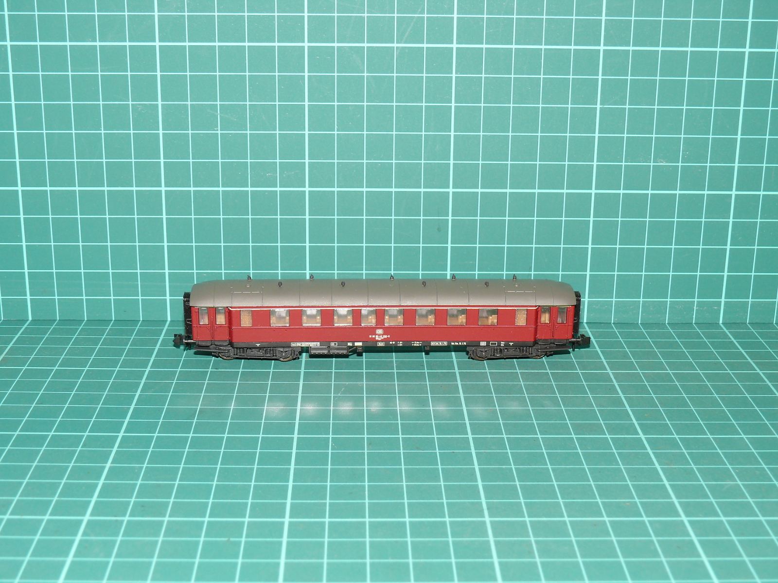 Minitrix N – Čtyřnápravový lůžkový vůz WL4ü-27 DSG, DB (rubínově červený) – N