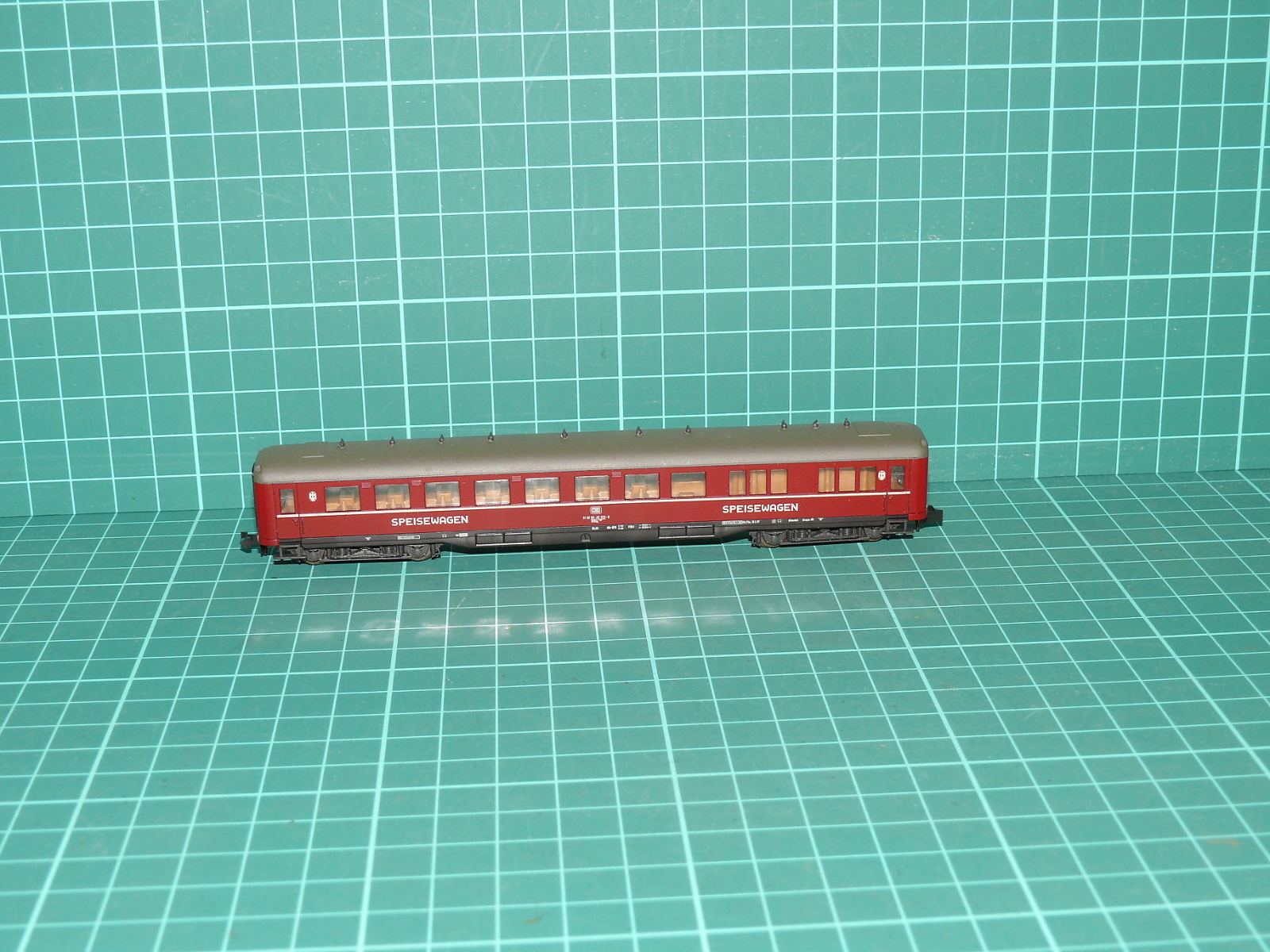 Minitrix N – Rychlíkový jídelní vůz WR4ü-28 Speisewagen DSG, DB (rubínově červený) – N