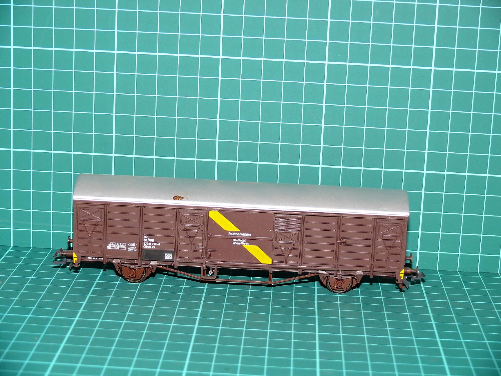 Roco H0 - Dvounápravový krytý poštovní vůz Gs / Gbs „Postbeiwagen“ (ÖBB) hnědý (1:87) – H0