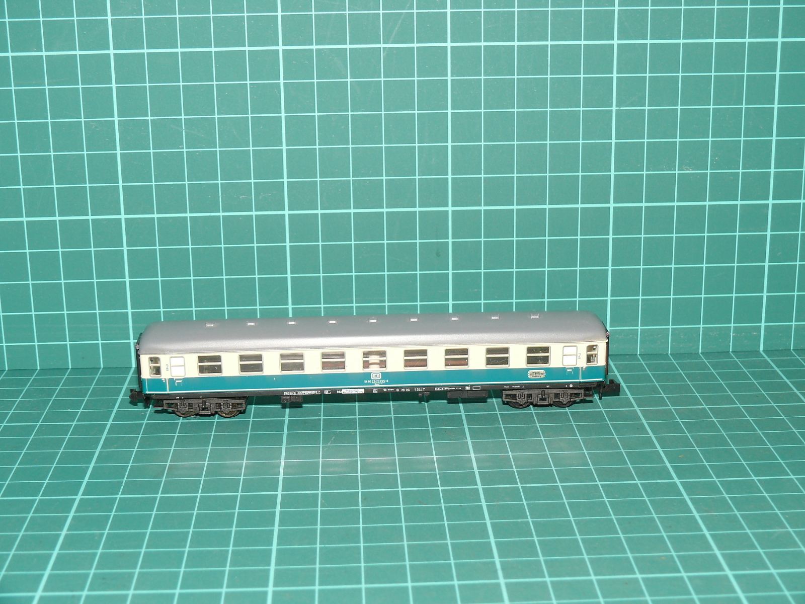 Minitrix N – Rychlíkový osobní vůz 2. třídy řady Bm 235, DB (oceánská modř / béžová) – N