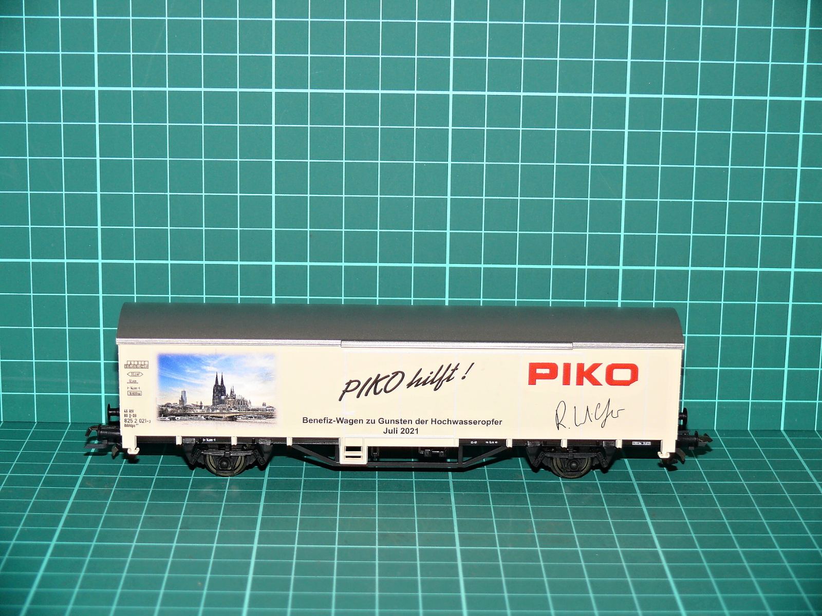 PIKO H0 - Limitovaný charitativní krytý vůz G02 „PIKO hilft! Benefiz-Wagen Hochwasseropfer 2021“ (1:87) – H0