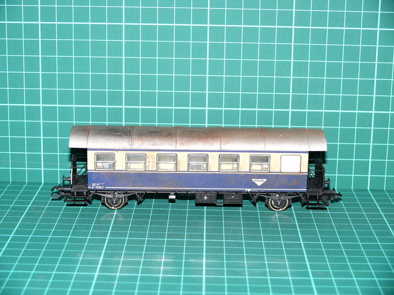 Roco 74054 A H0 - Dvounápravový osobní/přípojný vůz BT 7039.11 ÖBB modro-krémový s patinou (1:87) – H0