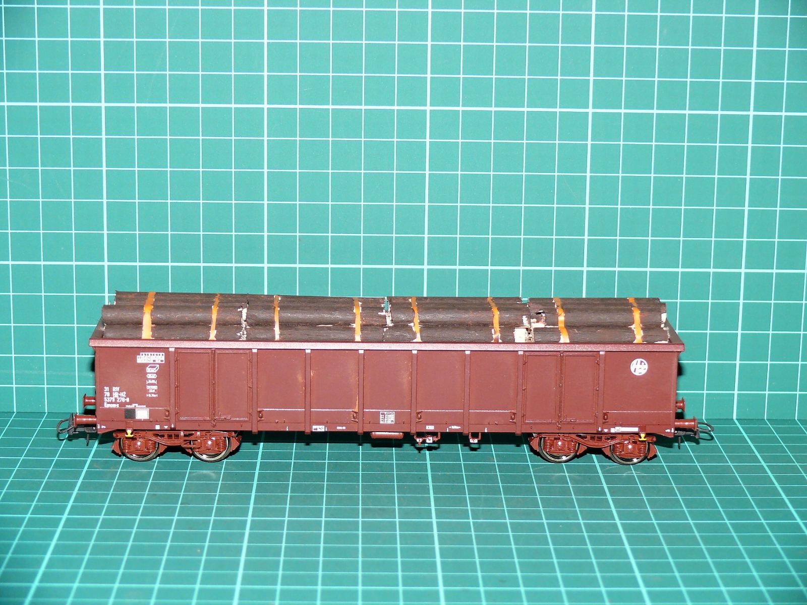 Roco 76091 C H0 - Čtyřnápravový vysokostěnný otevřený vůz Eanos (HŽ) hnědý s nákladem kmenů (1:87) – H0