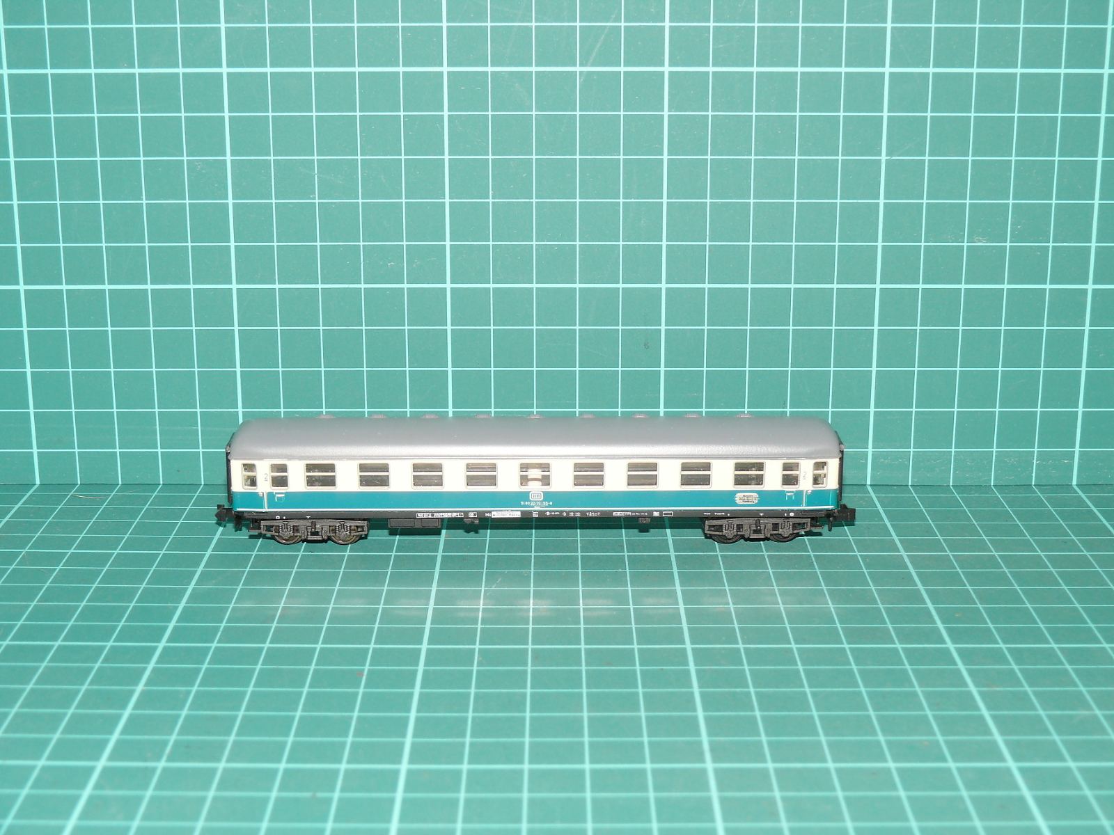 Minitrix N – Čtyřnápravový rychlíkový vůz 2. třídy Bm 235 v barvách Produktfarben (Mintgrün / Lichtgrau), DB – N