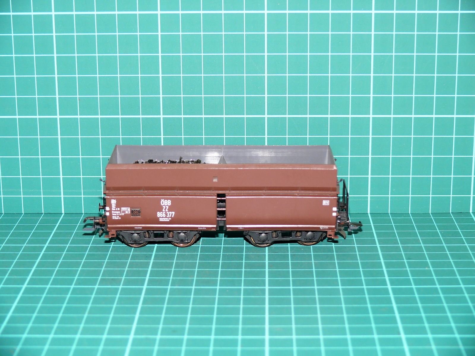 Roco H0 - Čtyřnápravový samovýsypný vůz na uhlí/štěrk Otmm / Fals (ÖBB) hnědý s nákladem (1:87) – H0