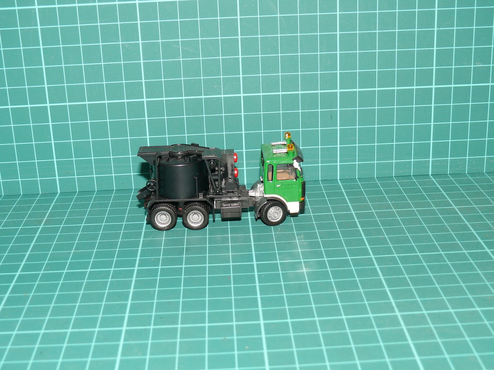Kibri H0 – Třínápravový nákladní automobil MAN F90 s nástavbou na litý asfalt (Gußasphaltkocher) – H0