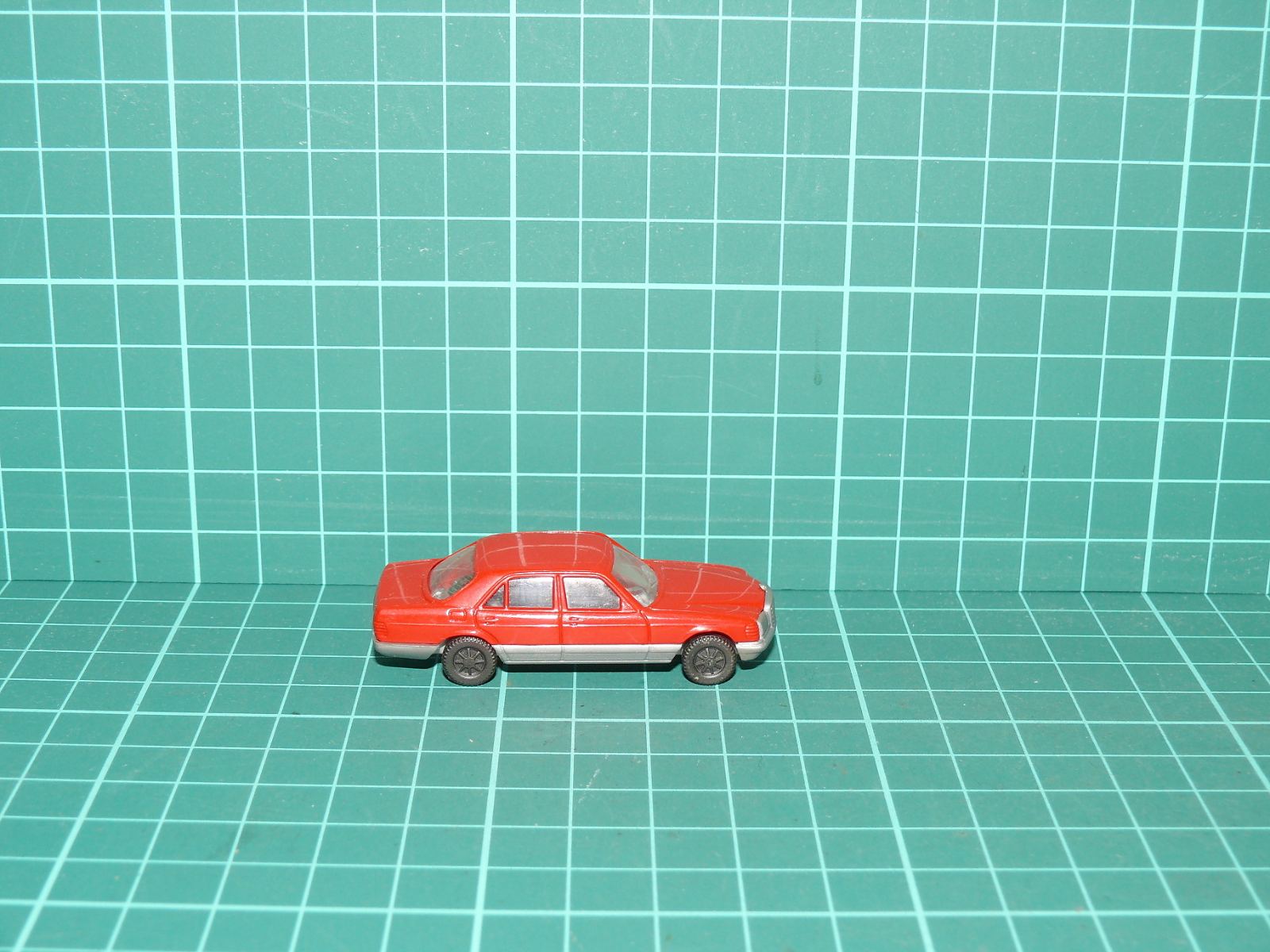 Fleischmann H0 – Osobní automobil Mercedes-Benz 500 SEC / SE (W126) – H0