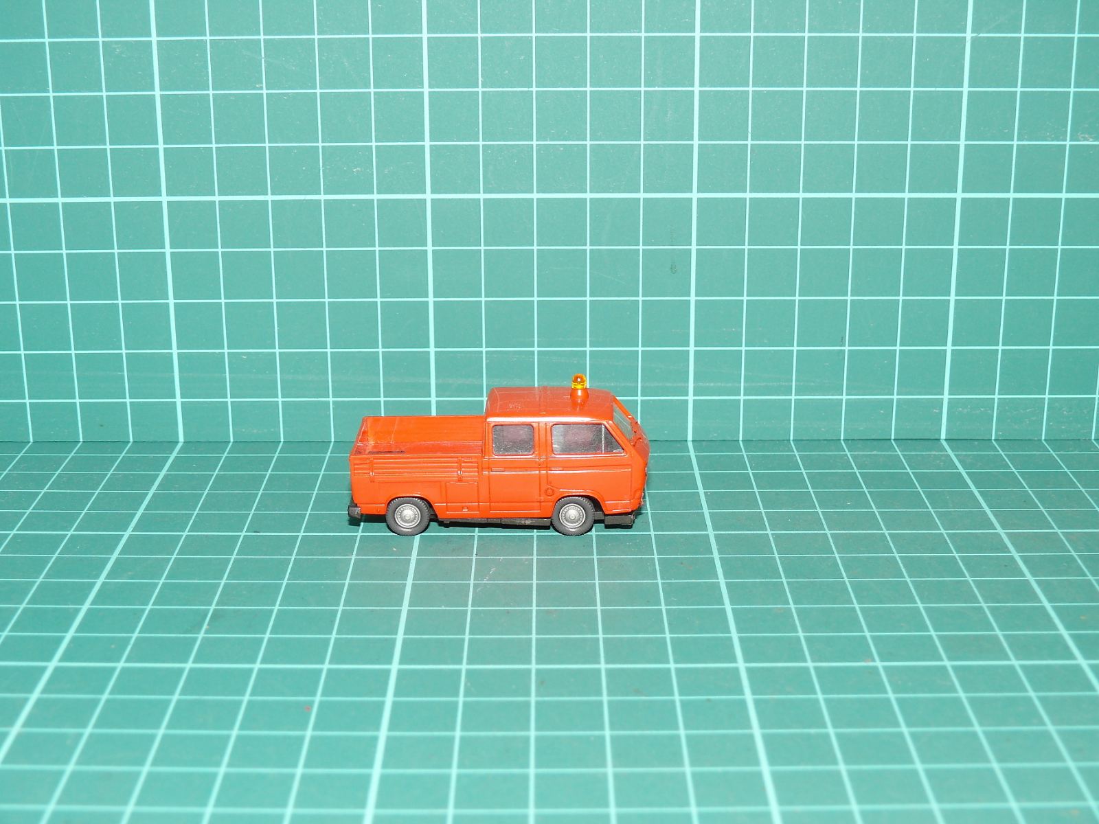Roco H0 – Užitkový automobil Volkswagen T3 Doka s majákem, obecní / silniční služba – H0