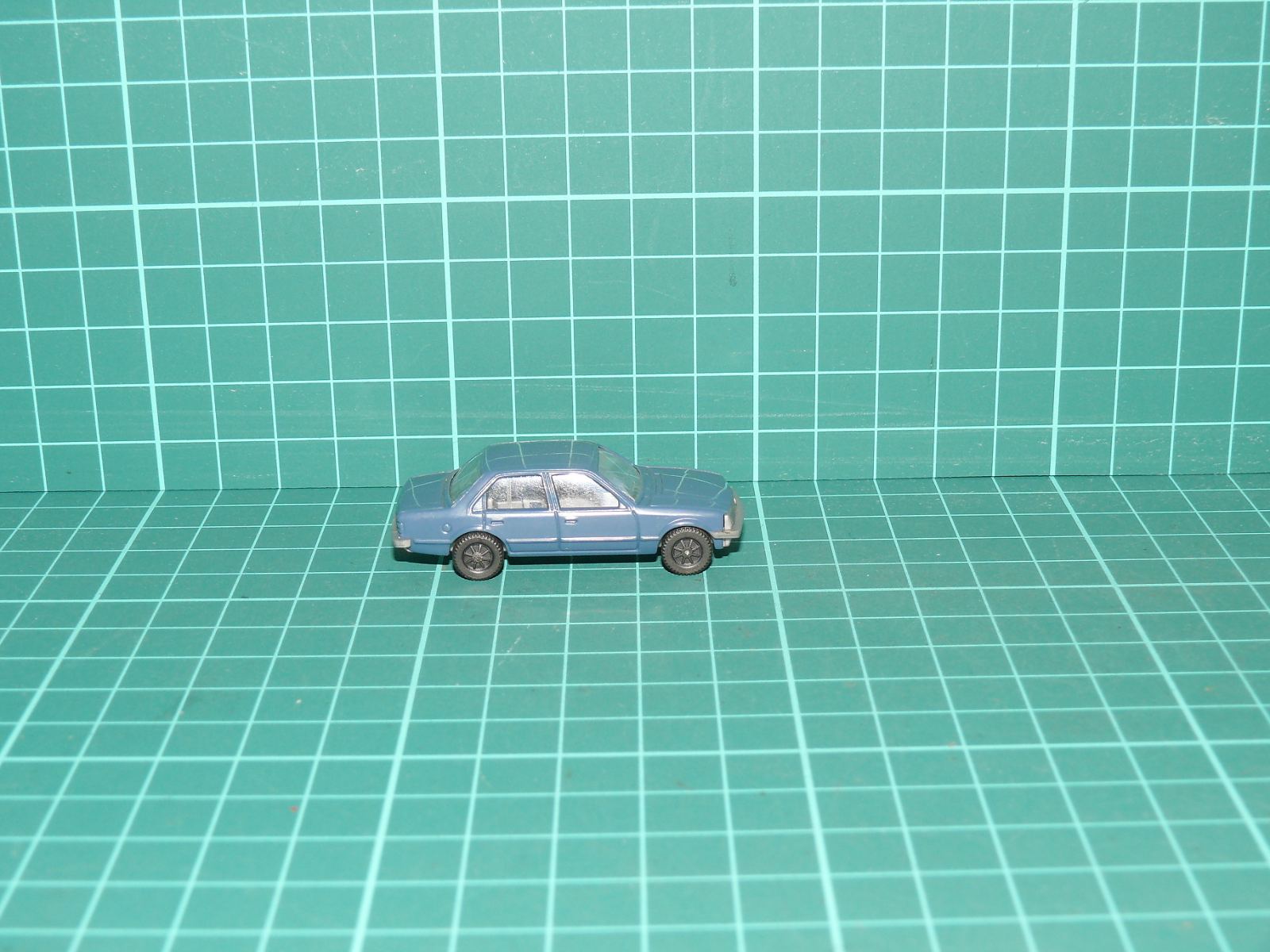 Fleischmann H0 – Osobní automobil Opel Senator v modrošedém provedení – H0