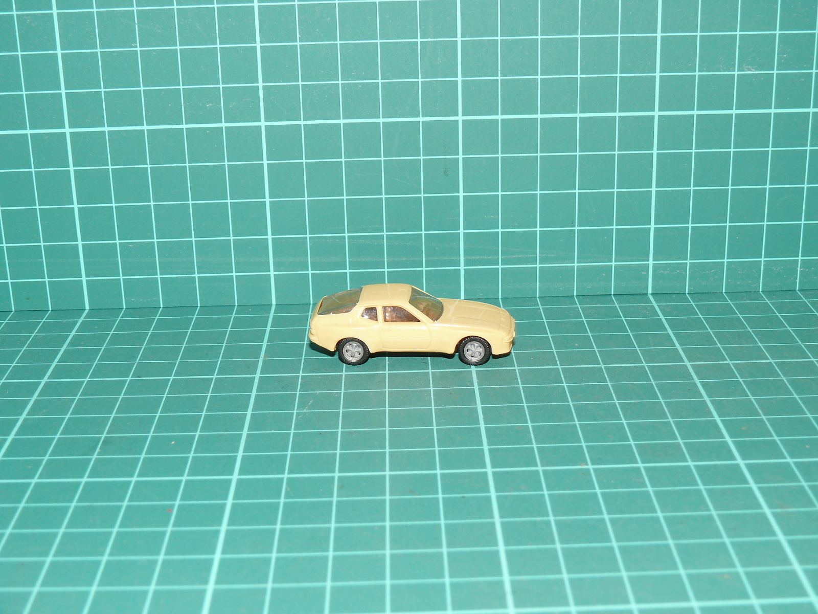 Herpa H0 – Osobní sportovní automobil Porsche 944 v krémovém provedení – H0