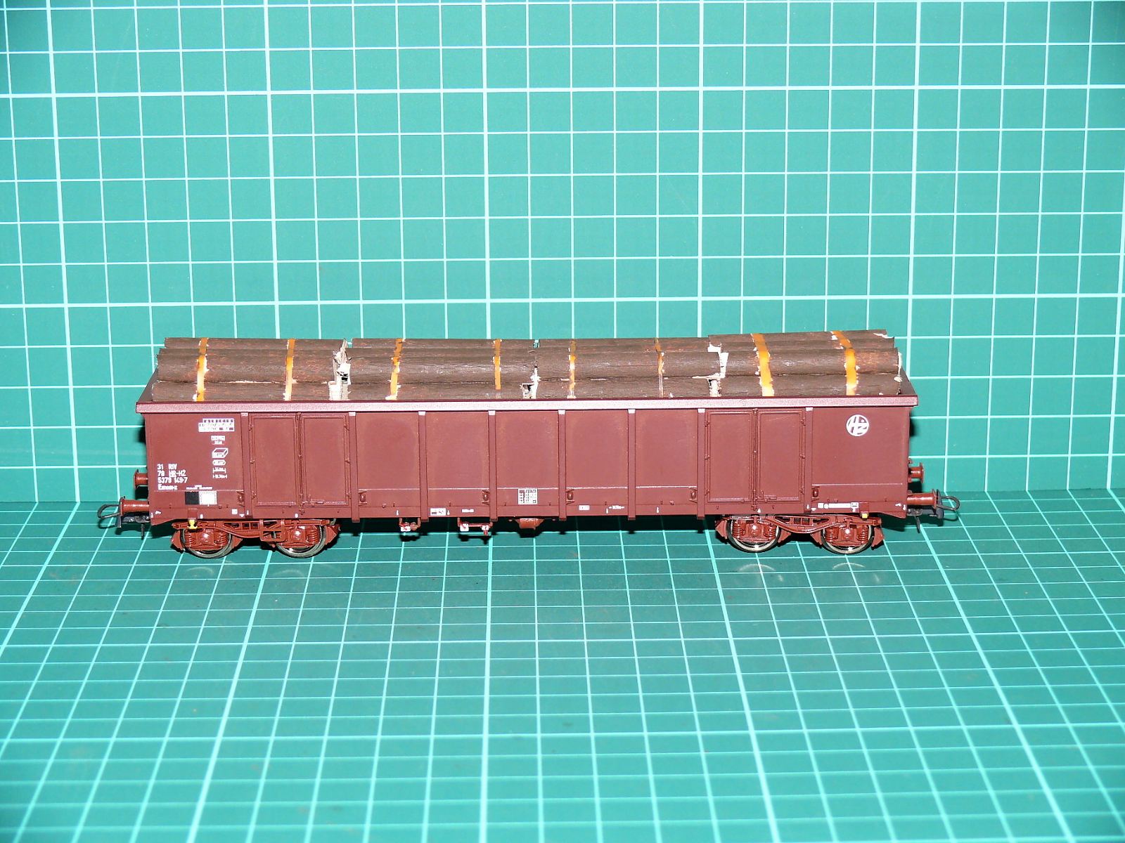 Roco 76091 B H0 - Čtyřnápravový vysokostěnný otevřený vůz Eanos (HŽ) hnědý s nákladem kmenů (1:87) – H0