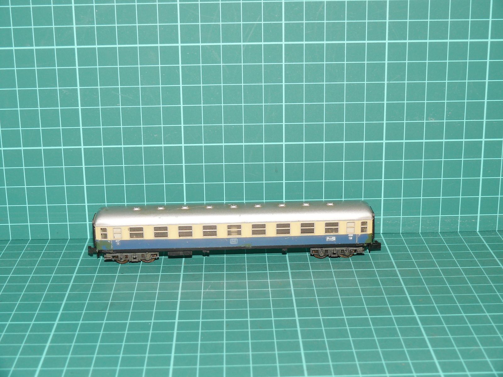 Minitrix N - Čtyrnápravový osobní vůz 2. třídy řady Bm 234, DB, ep. IV – N